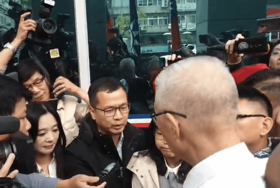 國民黨主席吳敦義今（14日）上午到黨中央，試圖勸退守夜靜坐的羅智強與游淑慧等人。（翻攝自羅智強臉書）