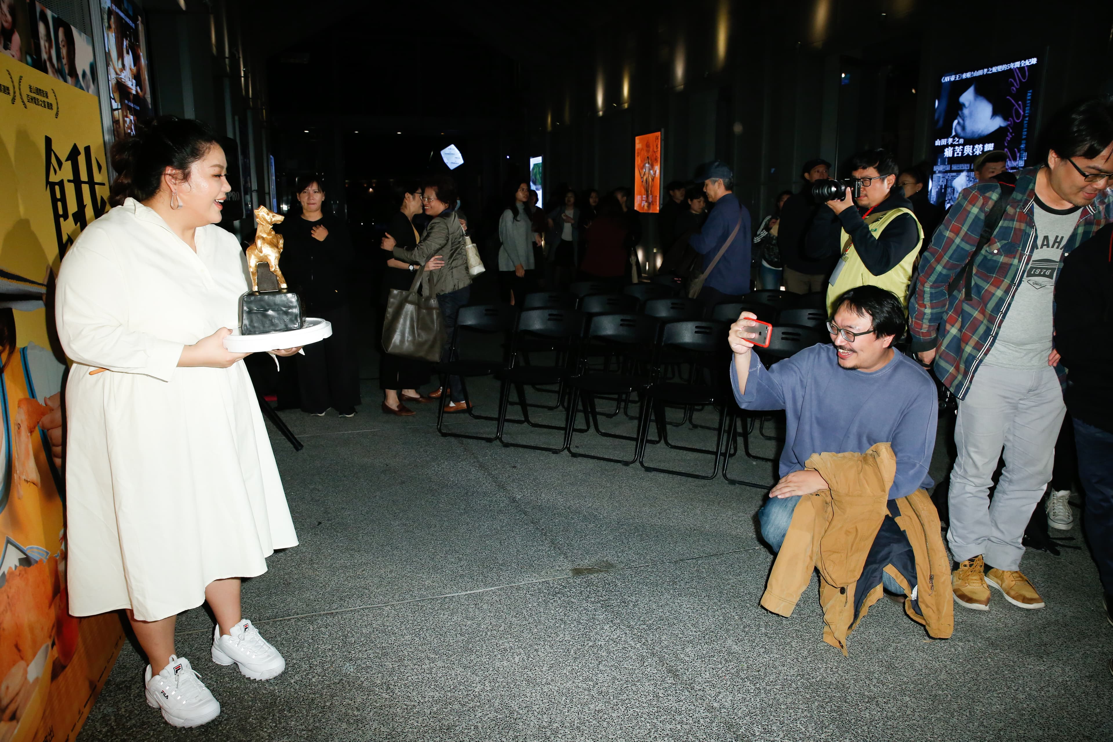 蔡嘉茵沒有經紀人及助理，因此都是男友跟前跟後打理，兩人感情深厚。