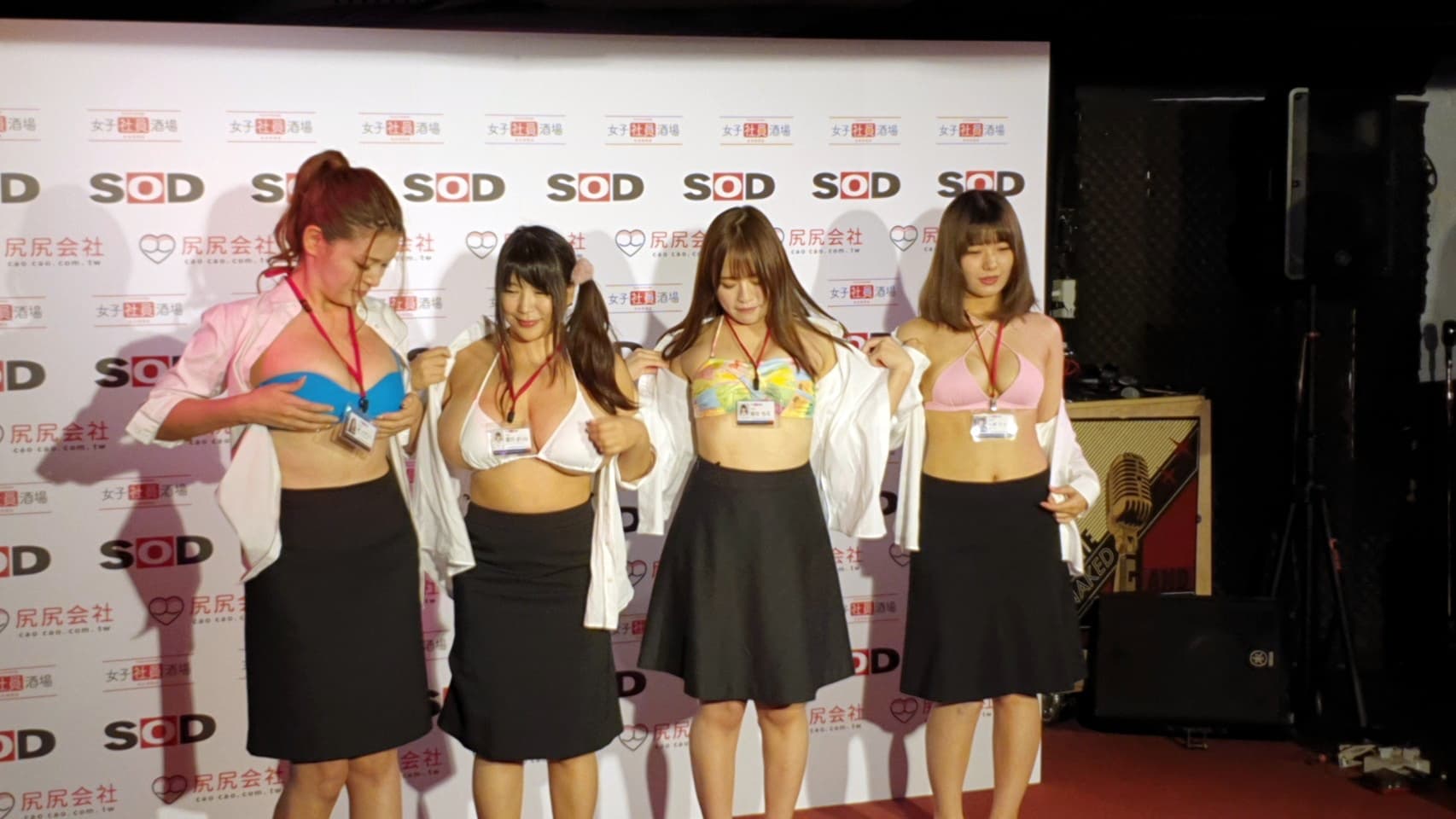 原本穿OL制服的女優們脫去制服，展現四人四色身材。