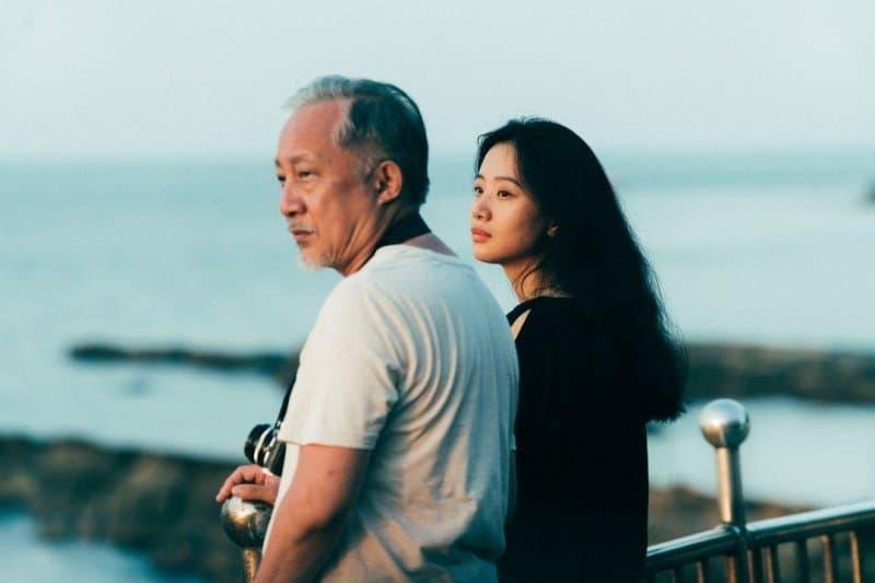 《那個我最親愛的陌生人》小夢出獄回到家裡，發現家庭無比的陌生，父親也罹患失智症。（海鵬影業提供）