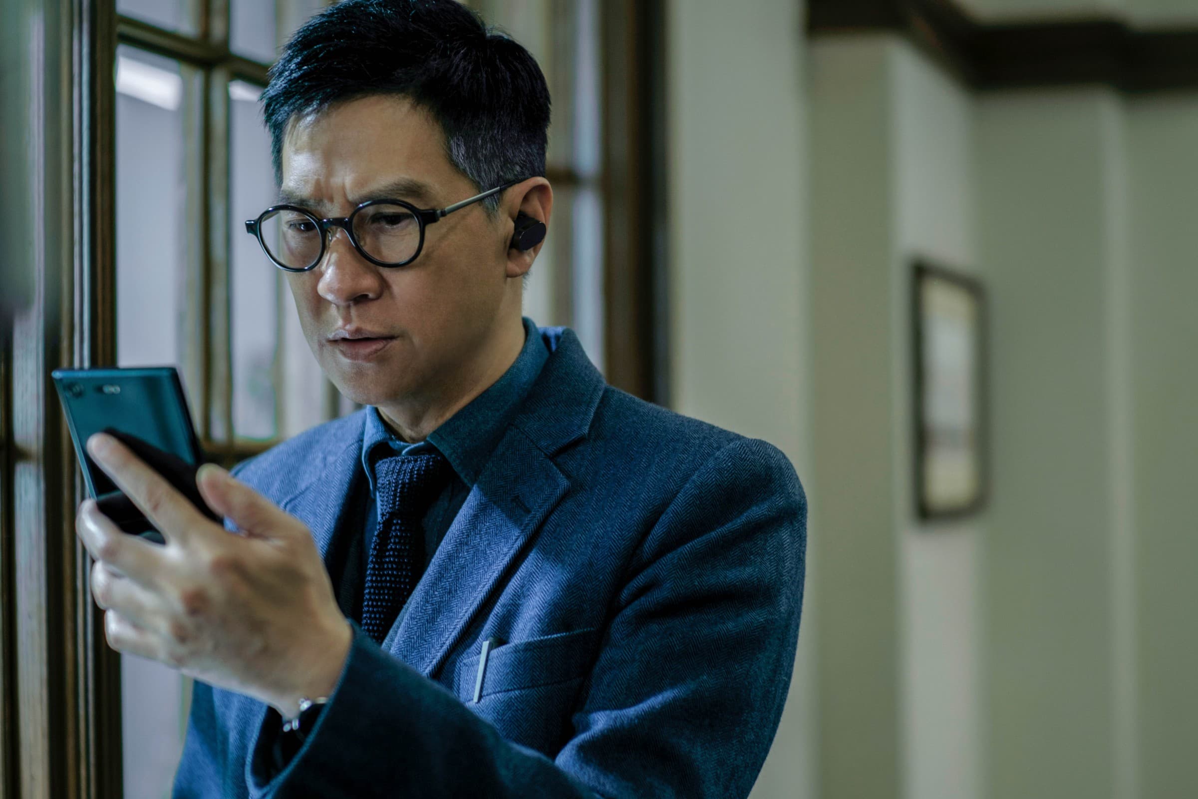 《催眠．裁決》張家輝飾演催眠專家，被迫要左右陪審團裁決。（甲上娛樂提供）