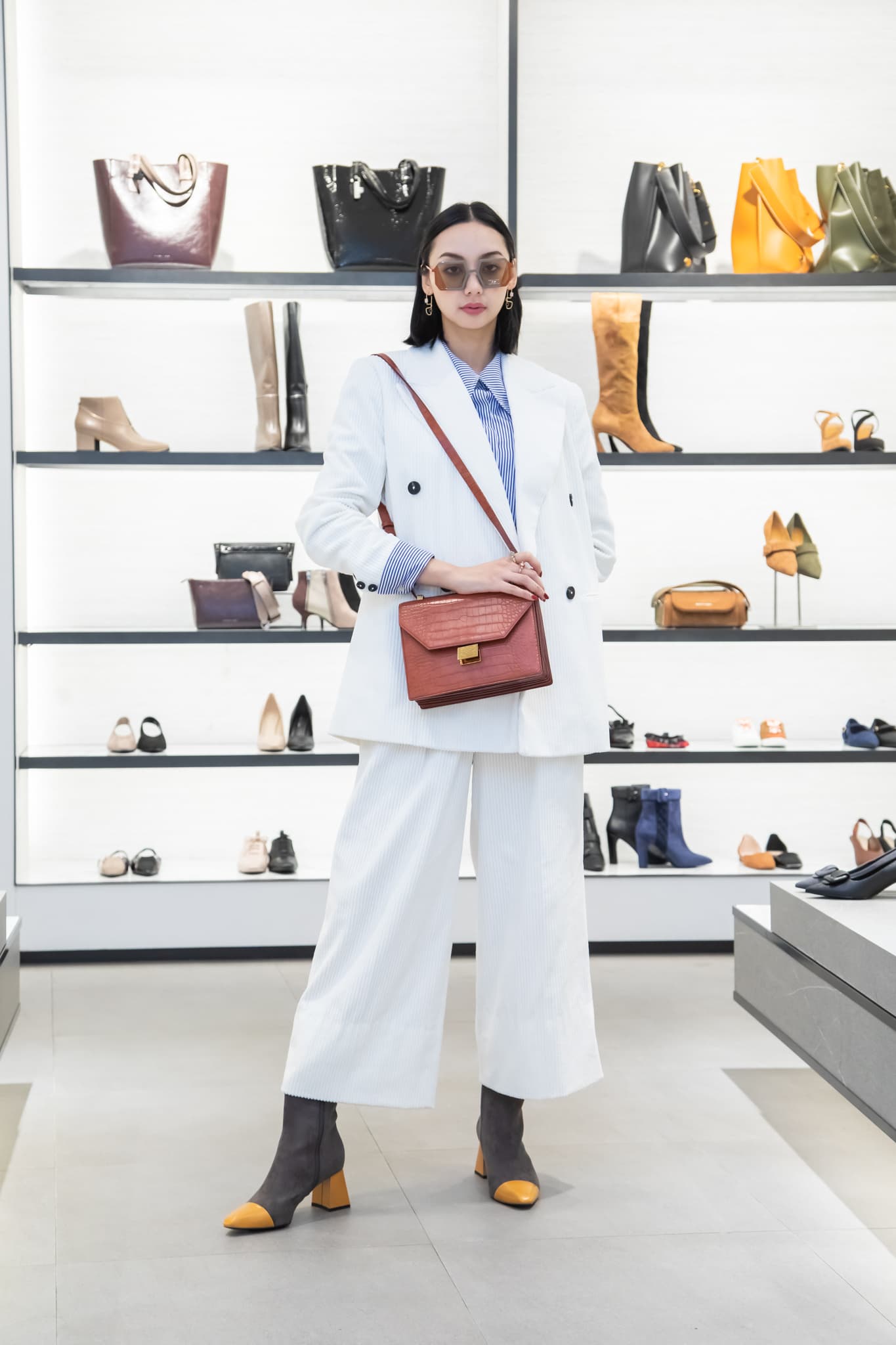 昨（14日）CHARLES & KEITH於微風廣場舉辦2019秋冬發表會。拼接粗跟短靴 NT$2,390、金飾鱷魚紋風琴包 NT$2,790。（CHARLES & KEITH提供）