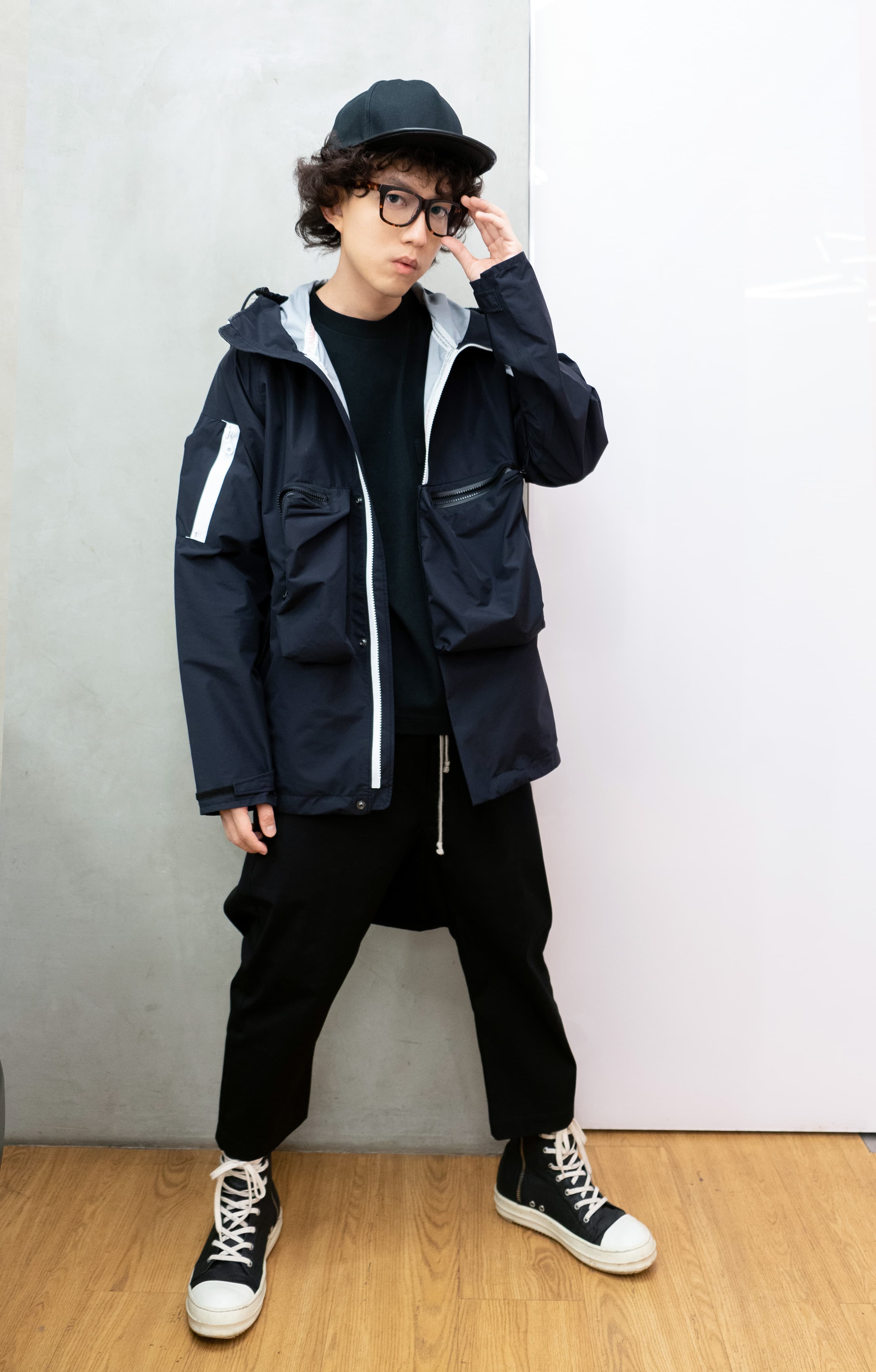 林宥嘉變裝走在文化大學校園，完全沒被認出。（華研國際提供）