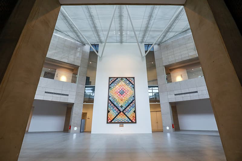 1館展示空間約1,555平方公尺，由中央廊道連接起新舊建築，喚起觀者獨特感官經驗。（翻攝自台南市美術館官網）