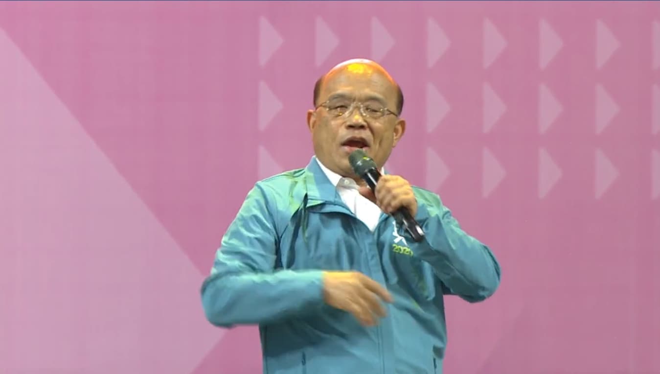 蘇貞昌昨日幫忙站台時，被不少人發現臉部表情相當怪異，單側臉部均呈現僵硬的狀況。（翻攝自臉書直播）