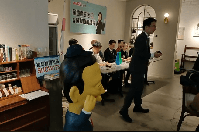 人力銀行yes123求職網針對上班族政治參與度調查，有61.4%公司表態，願意實施提前返鄉投票假。（翻攝自yes123臉書直播）