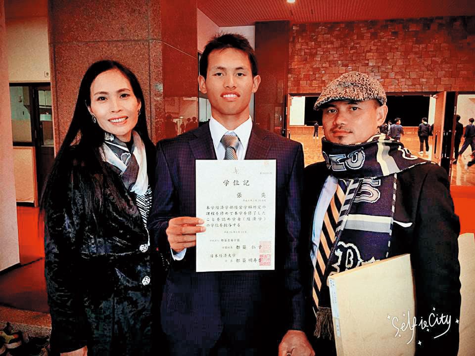 張奕的爸爸張正昌（右）坦承，陽岱鋼曾經很照顧張奕（中），但這幾年已經沒聯絡。（翻攝自張奕臉書）