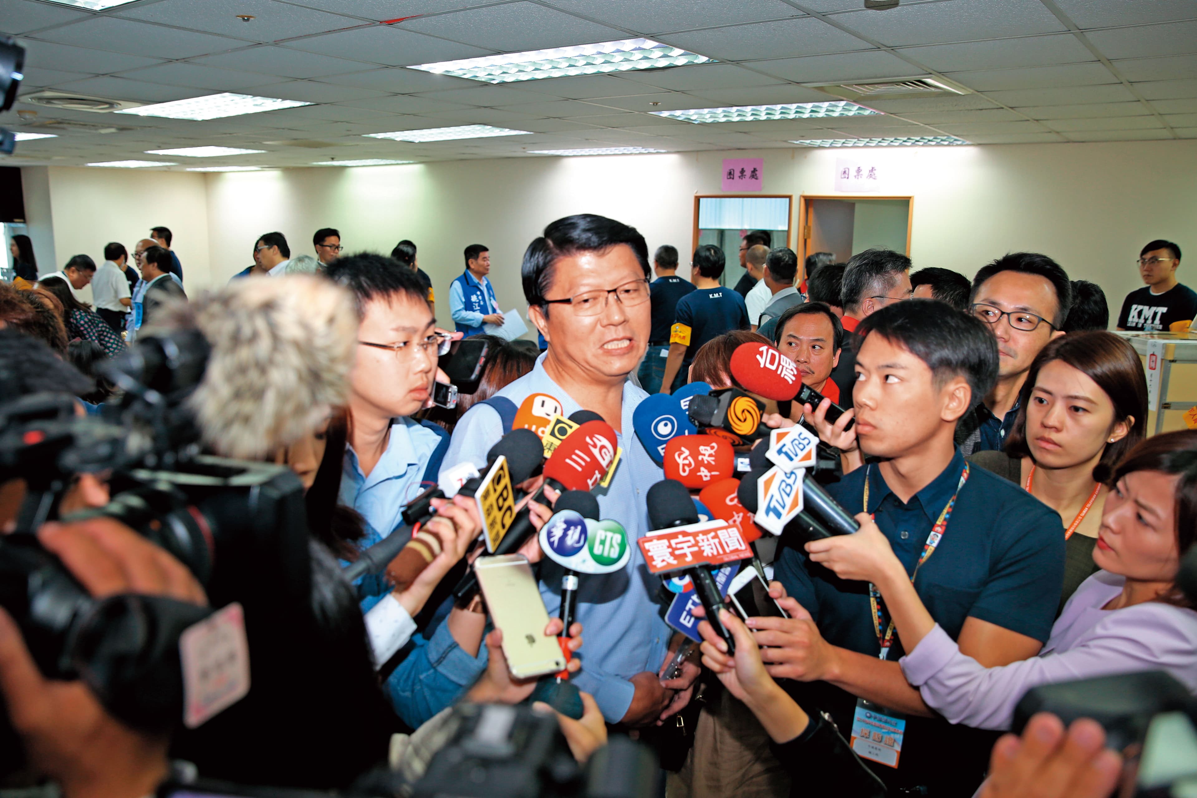 被視為韓系人馬的謝龍介（中）表態參選黨主席，定調藍營選後局面，將定於韓國瑜一尊。