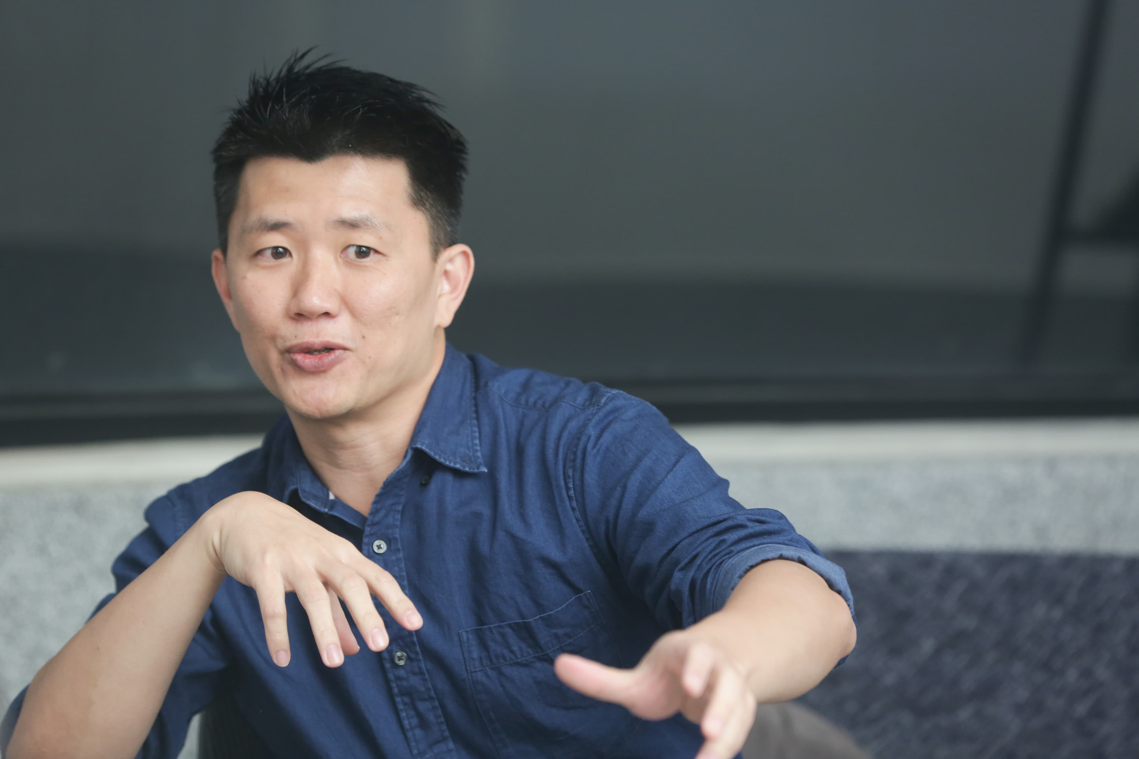 廖克發在面對不同演員時會有不同的調教法，但他追求的是自然的反應。