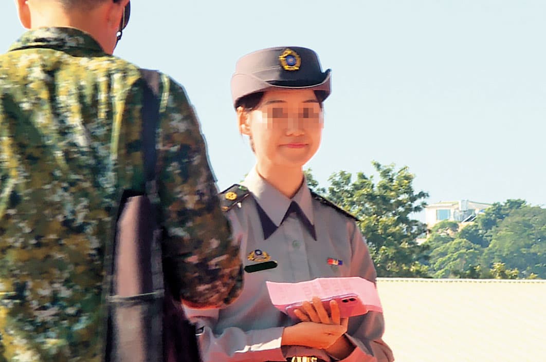 洪姓女士官外型亮麗，被選為黑鷹直升機隊成軍典禮的接待人員。（讀者提供）