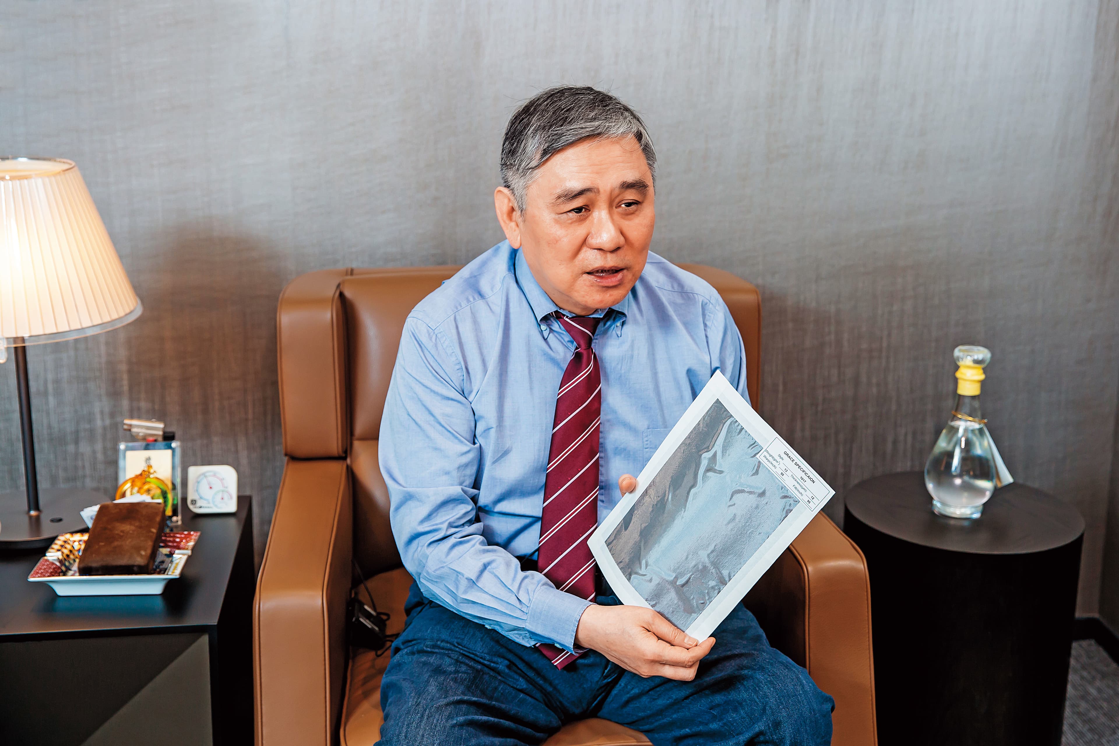 王文洋對自家產品很是驕傲，還特別拿起產品樣本解說。