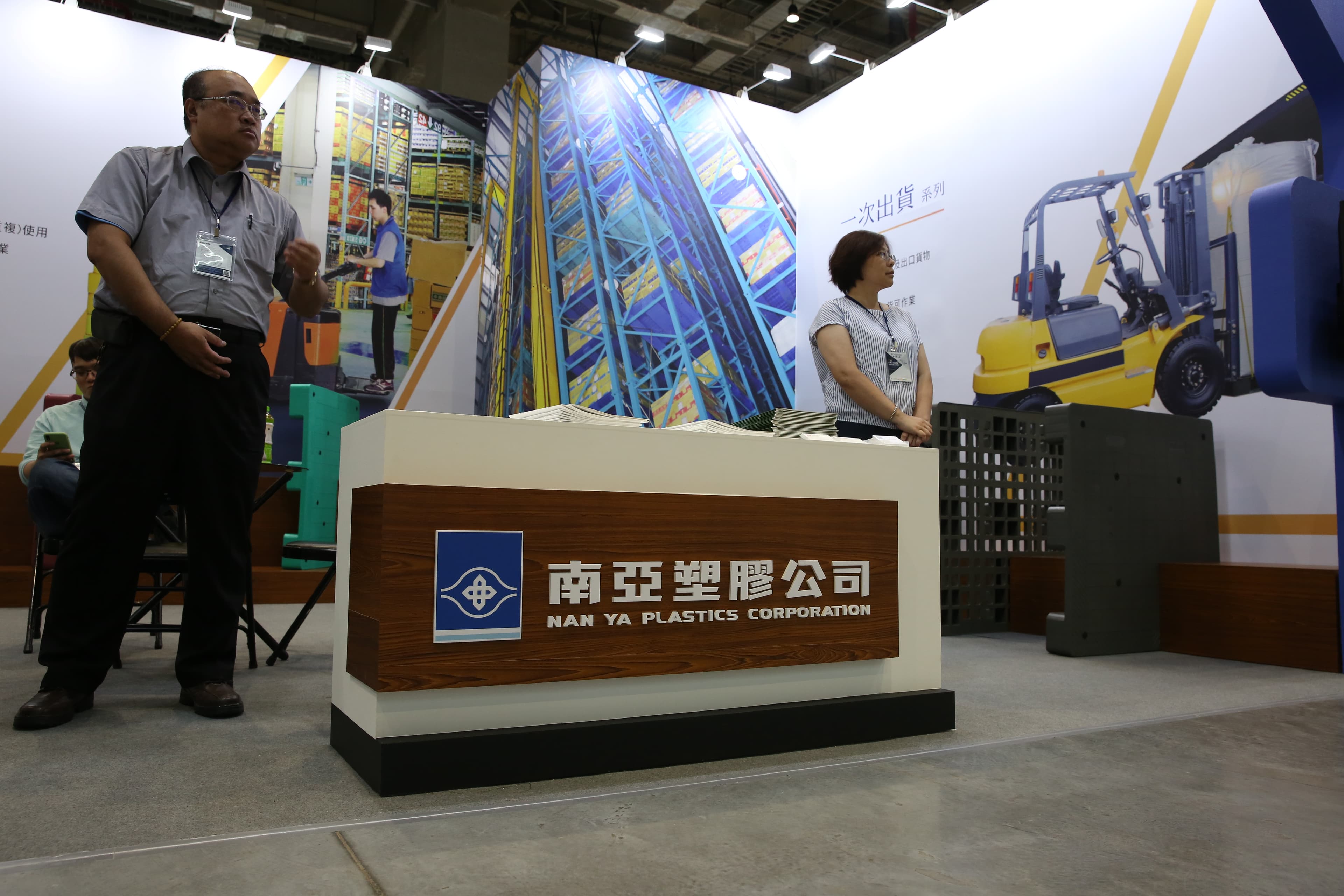 南亞目前電子材料營收比重大約40％，王文洋得意地說，相關事業是由他一手架構。