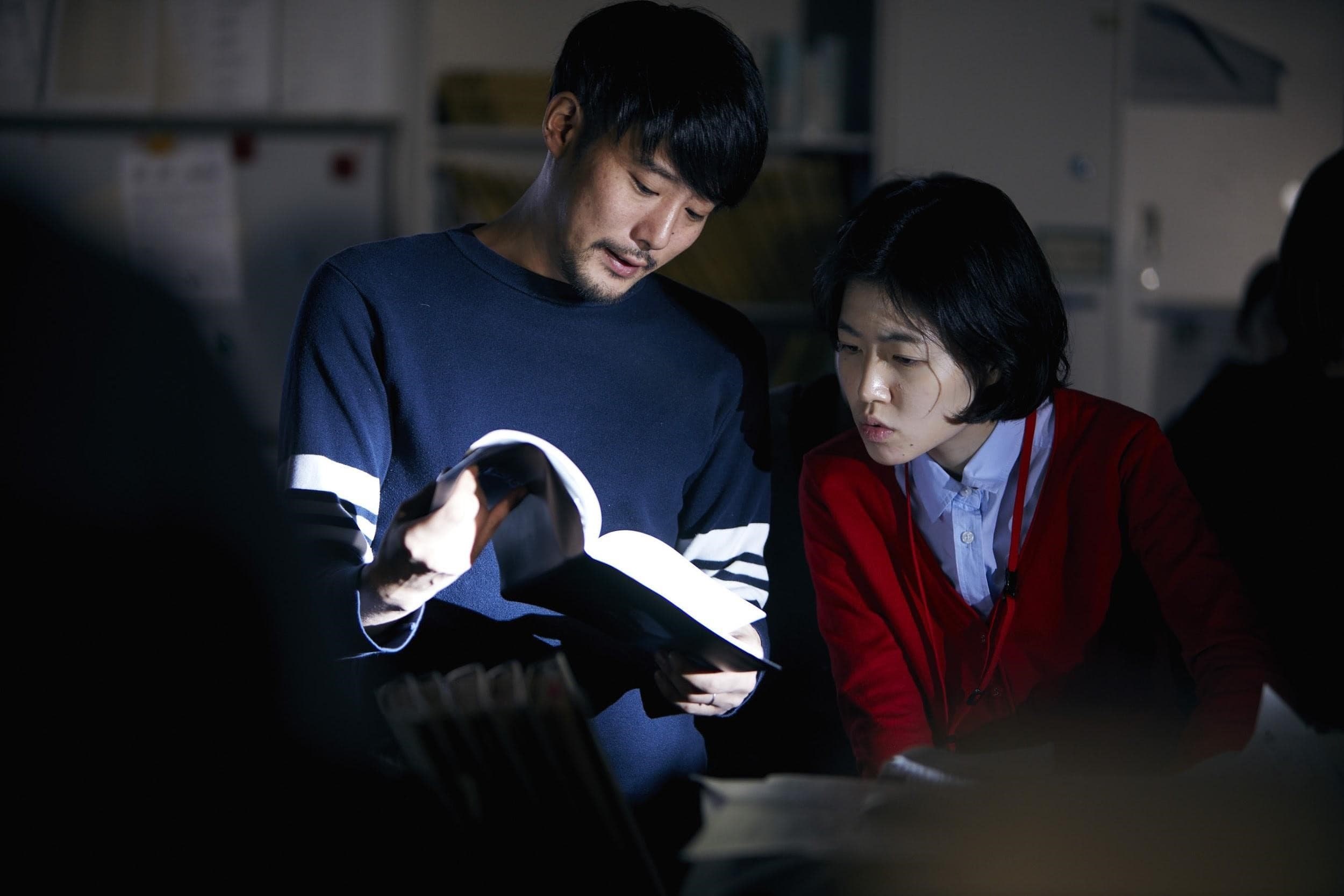 《新聞記者》於《東京新聞》報社實景拍攝，藤井道人（左）與沈恩敬（右）在開拍前特地到報社實習一天。（天馬行空提供 ）
