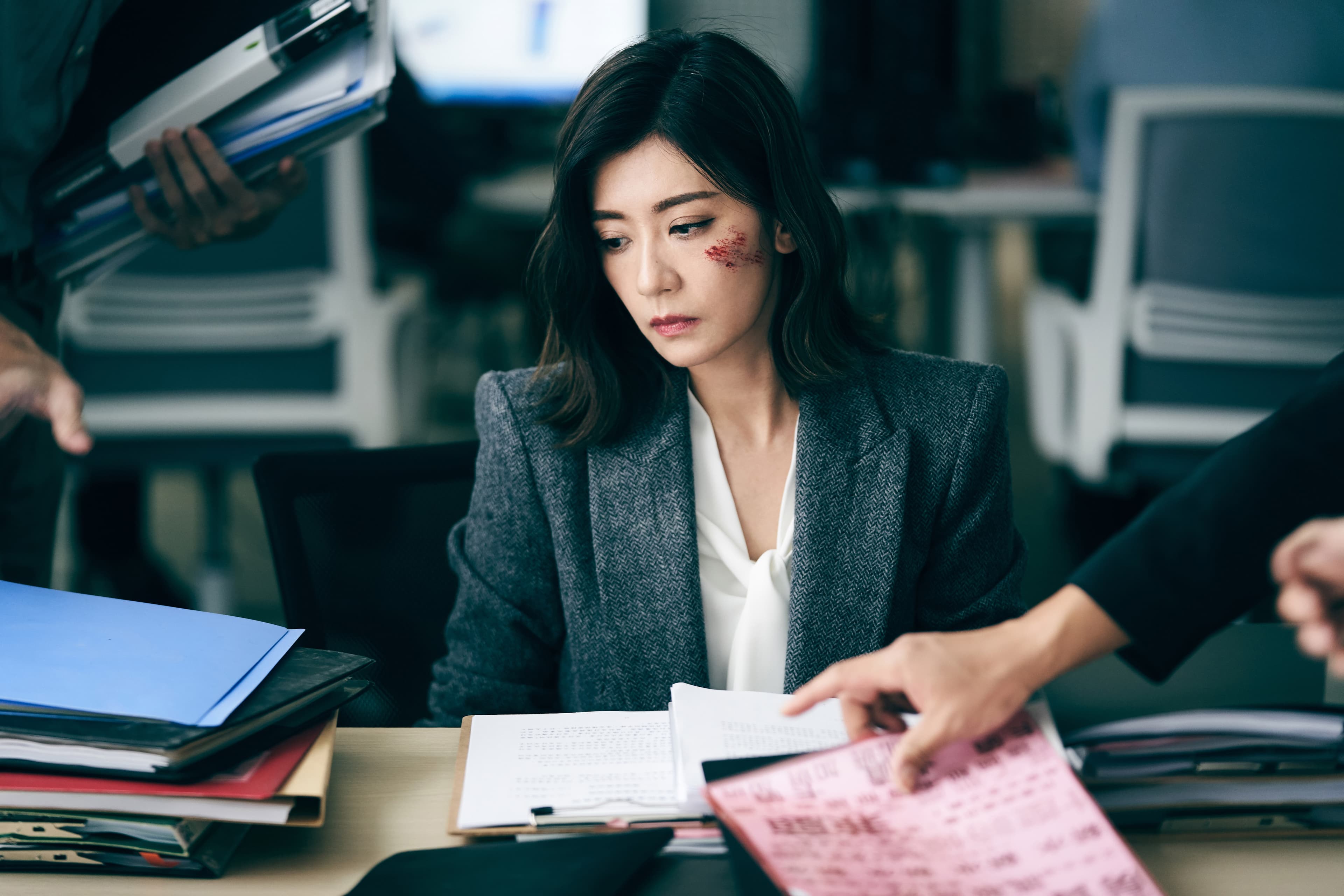 吳克群新單曲〈我和被愛保持距離〉，MV請到賈靜雯跨刀演出上班族。（何樂音樂提供）