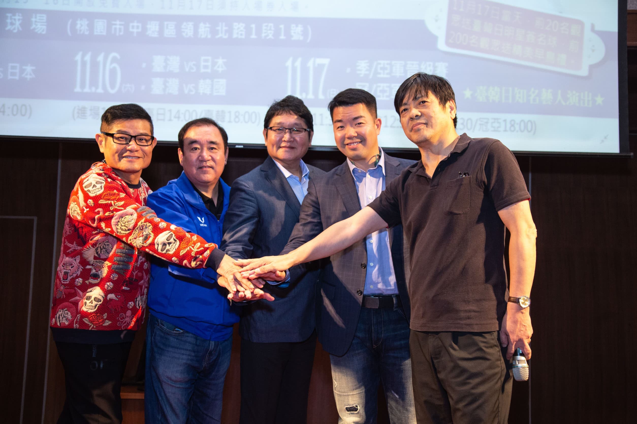 許效舜（左起）、韓國代表朴正哲、主辦單位代表龐一華、主辦單位代表韓佳宏、日本代表清水英明（閃亮之星棒球隊）