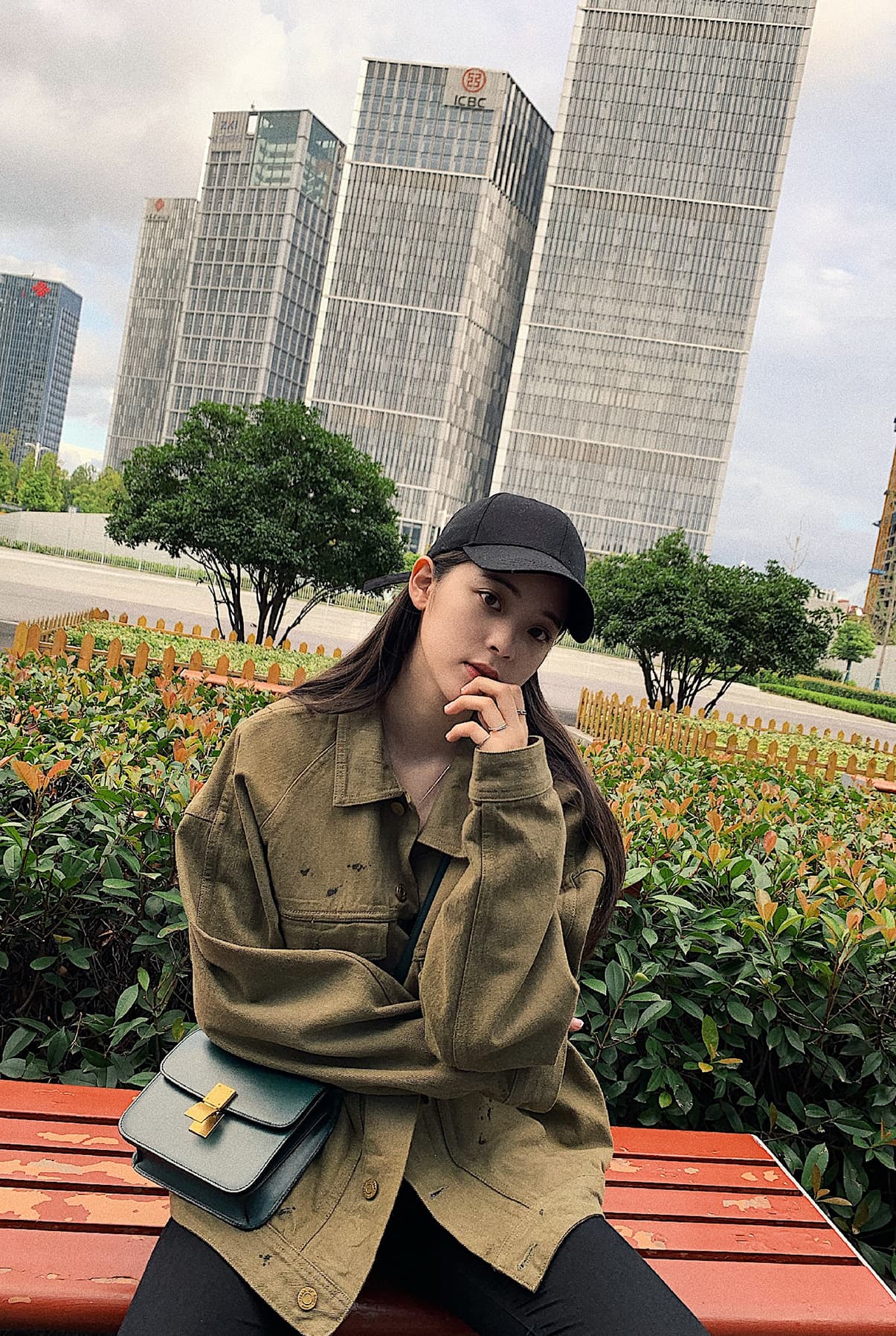 歐陽娜娜也是「Teen」的粉絲，雖然造型隨性帥氣，但與「Teen」絲毫無違和感。（CELINE提供）