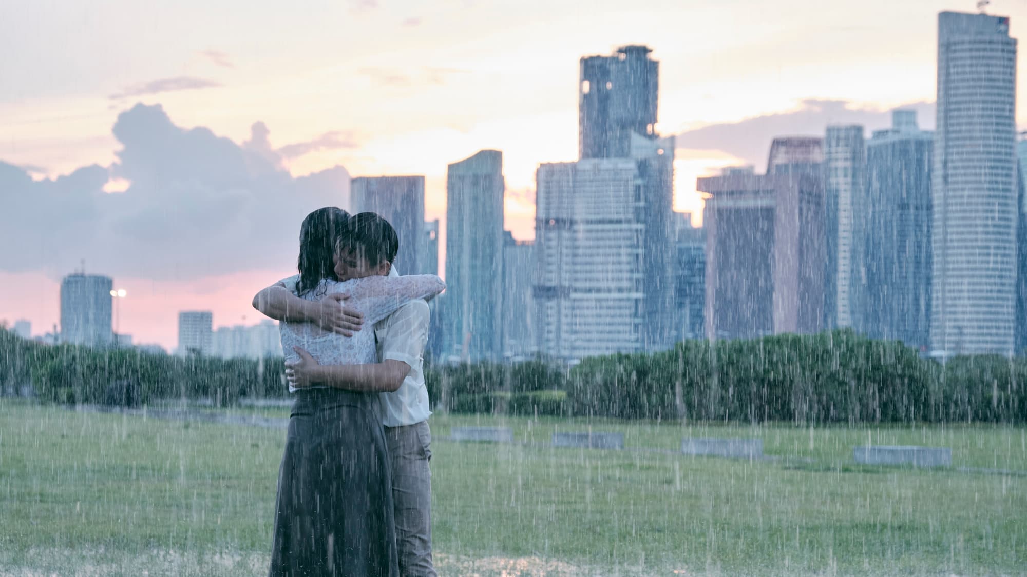 《熱帶雨》透過新加坡中學的華文老師阿玲，一路跌跌撞撞，從各種無奈的生活中，終於找回自我。（金馬執委會提供）