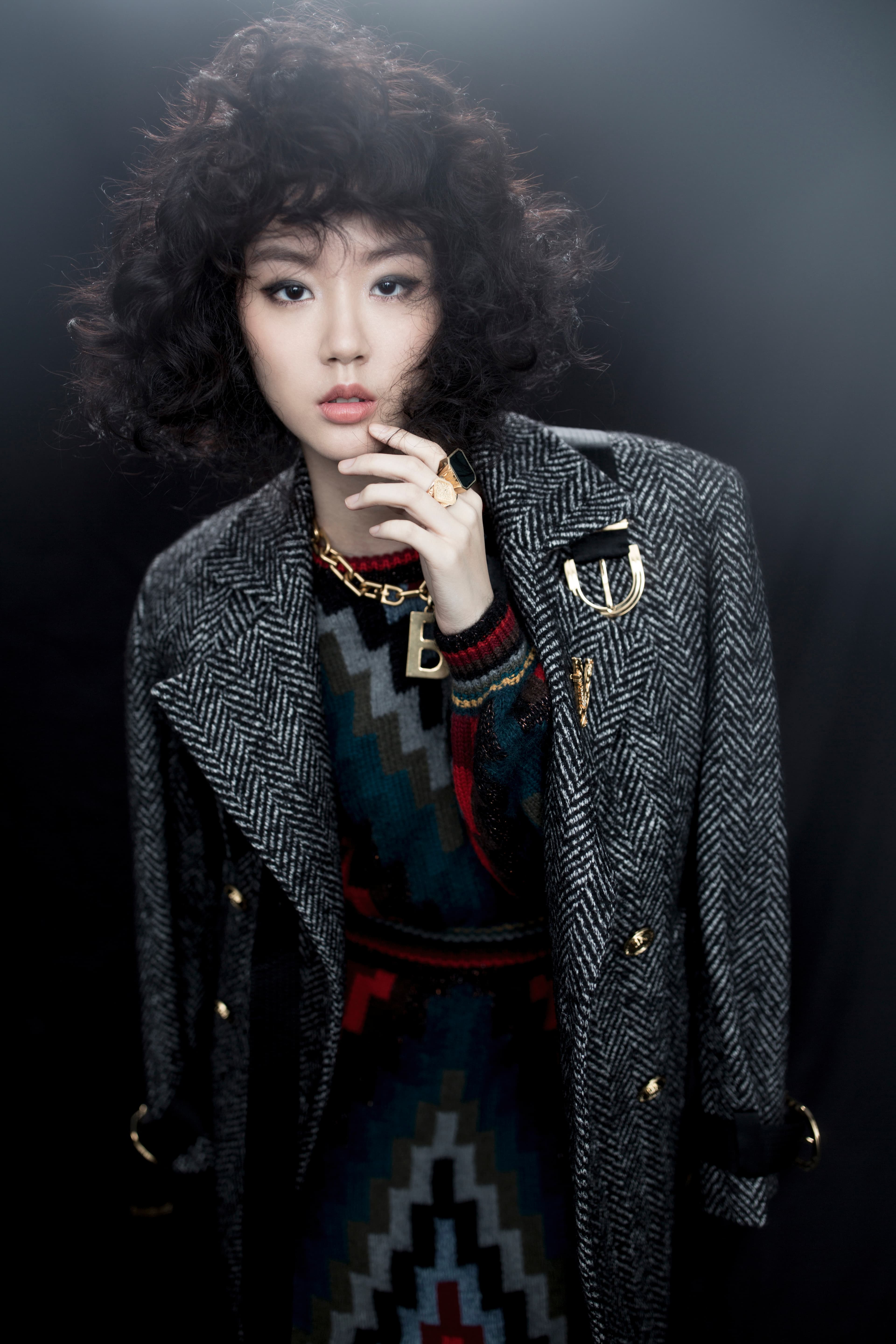 羊毛織花大衣 NT$151,000 by VERSACE／紅黑色羊毛針織泡泡袖洋裝 NT$110,000 by GUCCI／B字母金色項鍊 NT$32,500 by BALENCIAGA／金屬別針 NT$10,000 by VERSACE／黑色八角形造型鍍金純銀戒指 價格店洽 by Bottega Veneta／純銀鍍金菱形騎士戒指 NT$15,200 by Bottega Veneta