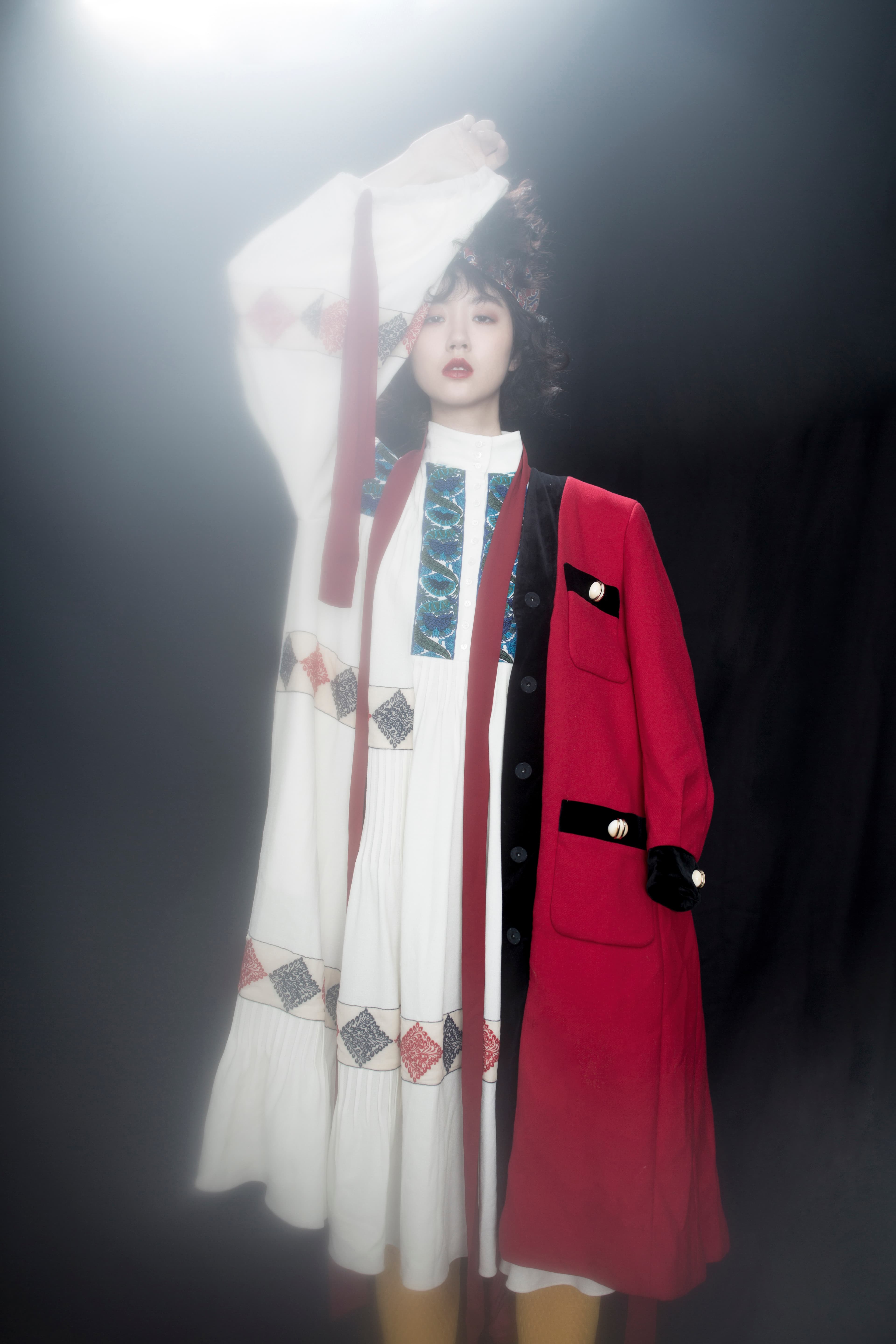 亮紅色羊毛V領大衣 NT$139,000 by GUCCI／William de Morgan系列洋裝 價格店洽 by LOEWE／FENDI FFRAME黃色長靴 NT$54,000 by FENDI／造型髮帶 價格店洽 by FENDI