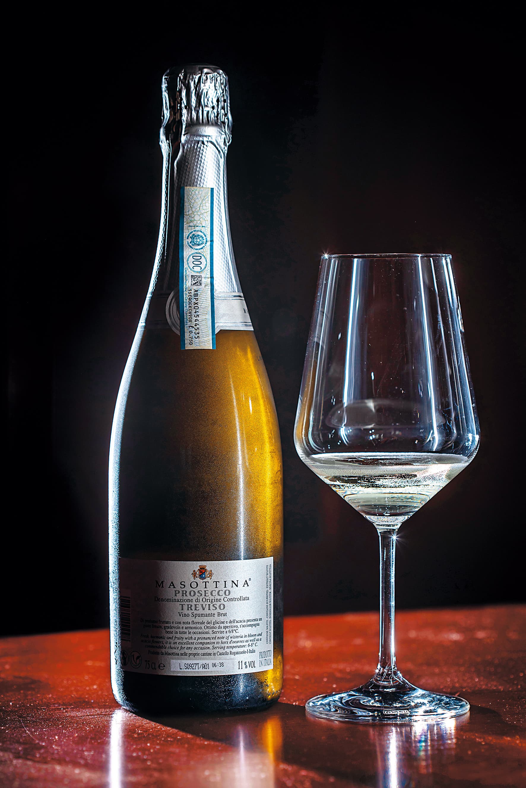 「Prosecco Brut」輕巧而優雅，並帶有新鮮柑橘和花香持久的精緻感。