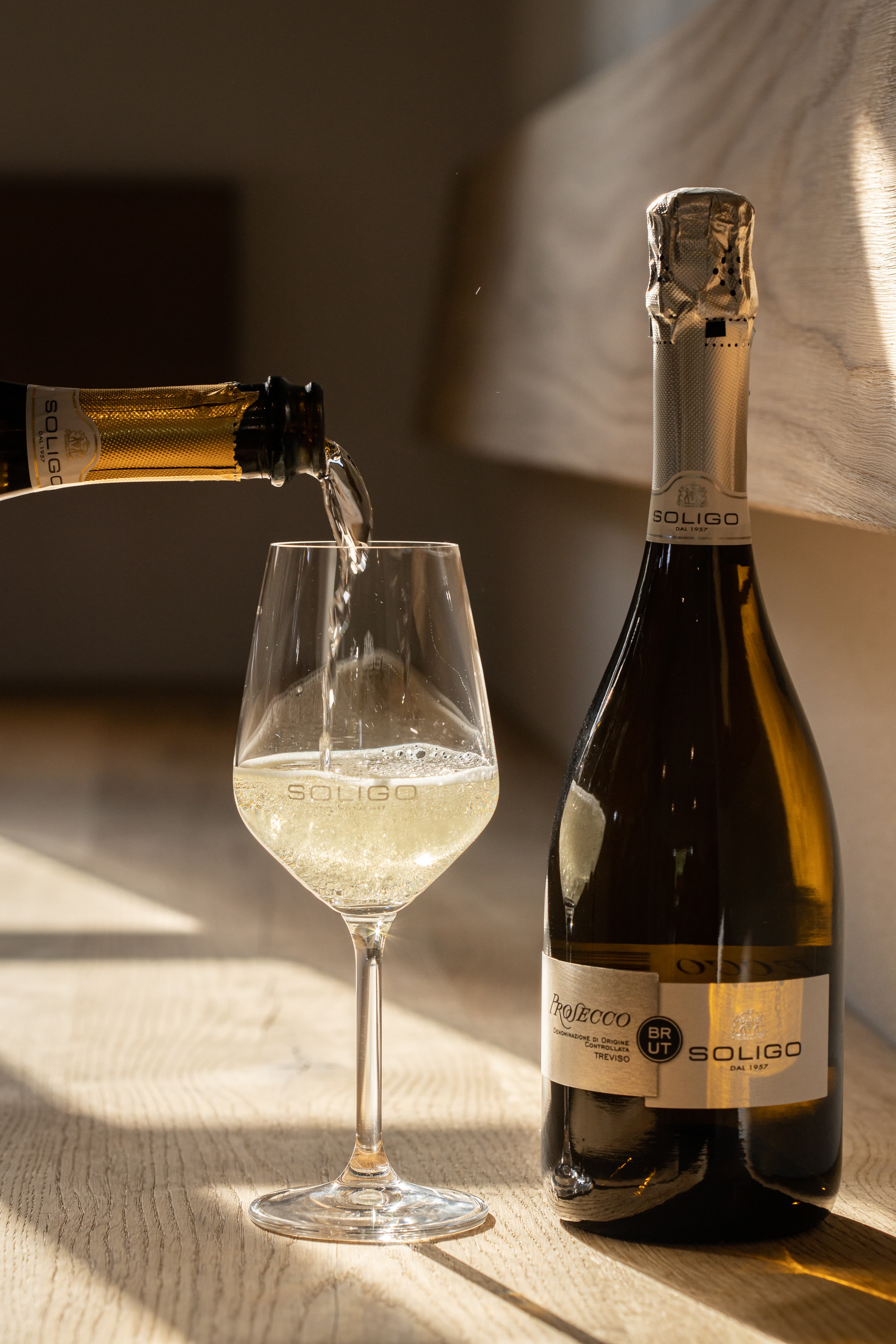 「Prosecco DOC Treviso Brut」凝縮了Treviso產區的風土，杏仁、榛果的堅果系暖韻中，卻又有著金合歡和野百合的宜人花香。