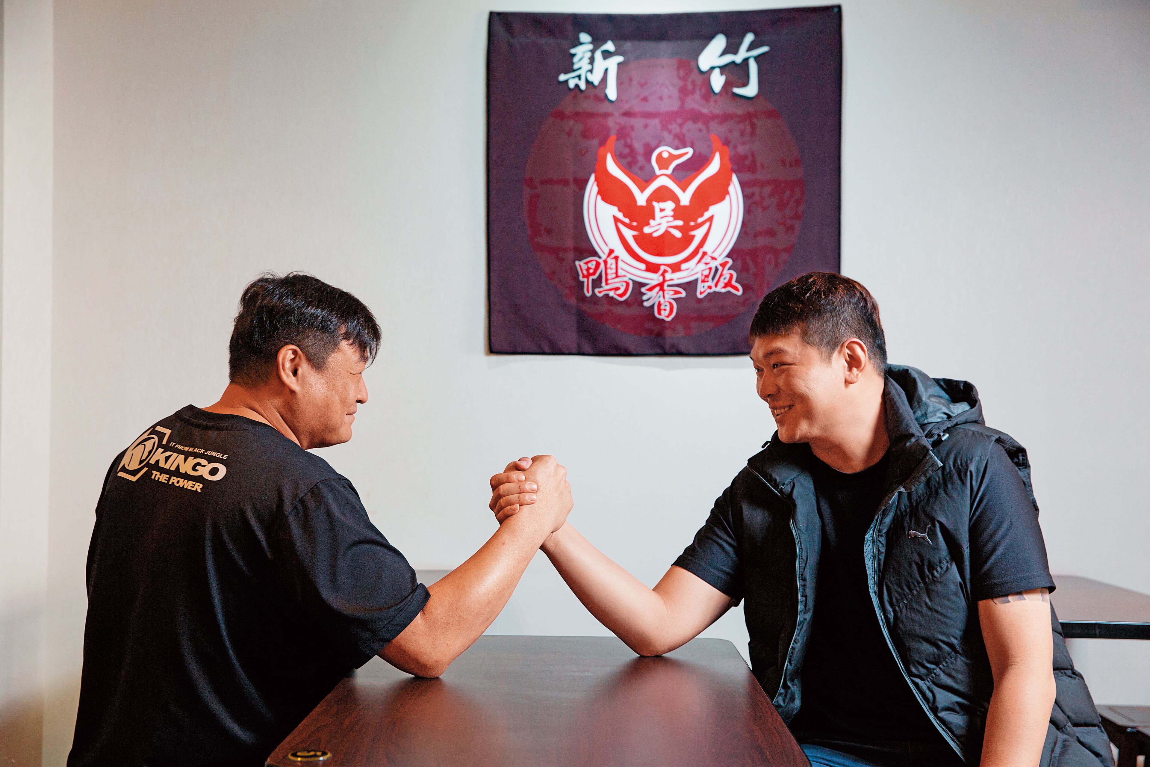 不願正面曝光的賢哥（左）是吳家鴨香飯創始人，當年帶著許黃傑（右）一起拚正途，2人有革命情感。