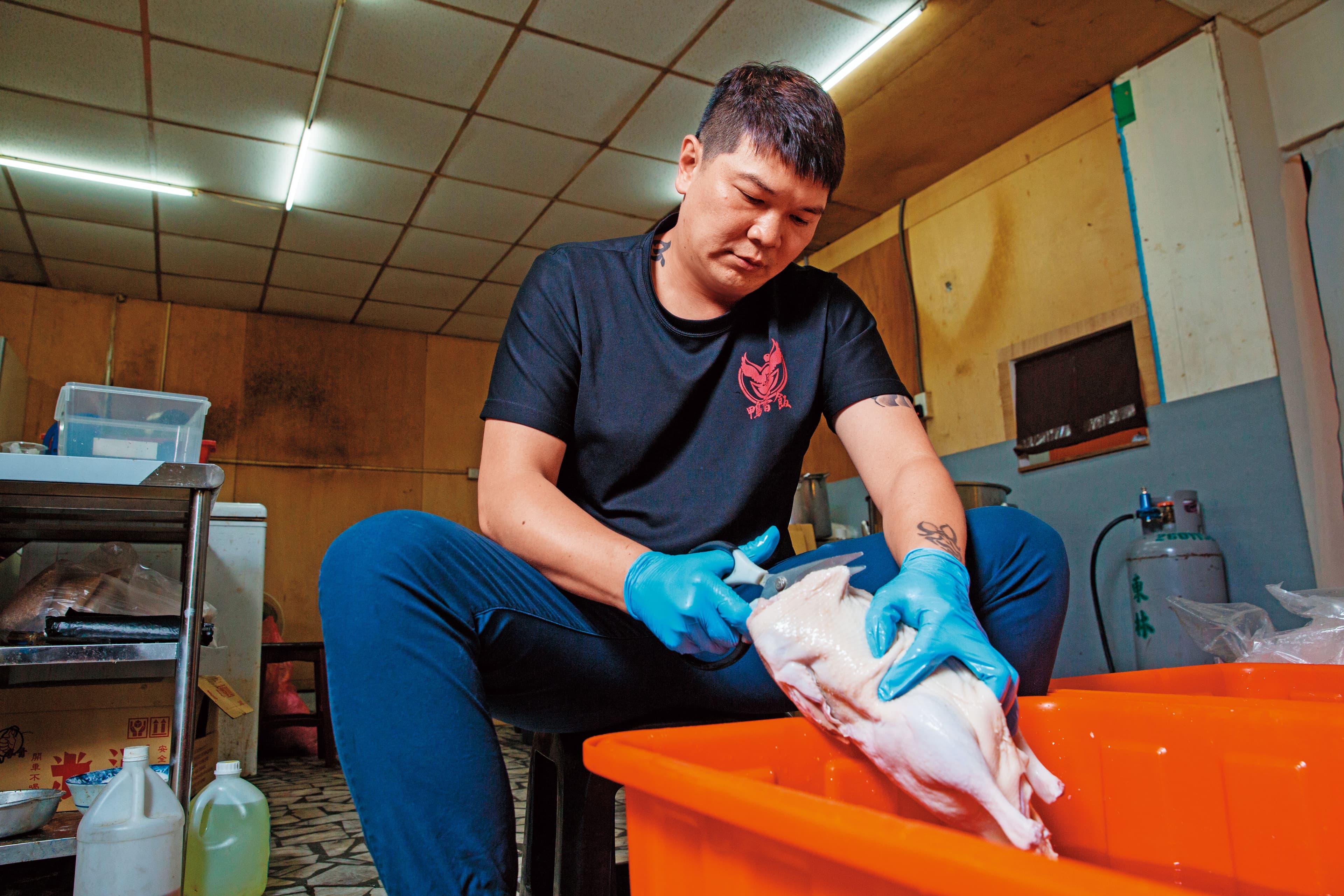 許黃傑自己跟養鴨場進冷凍鴨回來處理，前後要剪開，讓滾湯在鴨身流通。