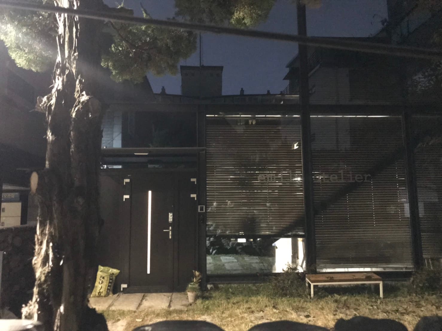具荷拉的住處外觀。（本刊獨家照片）