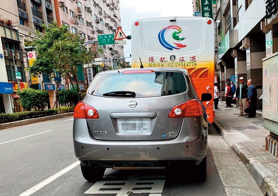 柯志恩明明有私人司機及房車（圖），一早勤跑基層拉票，卻仍派用立法院公務車惹議。（讀者提供）