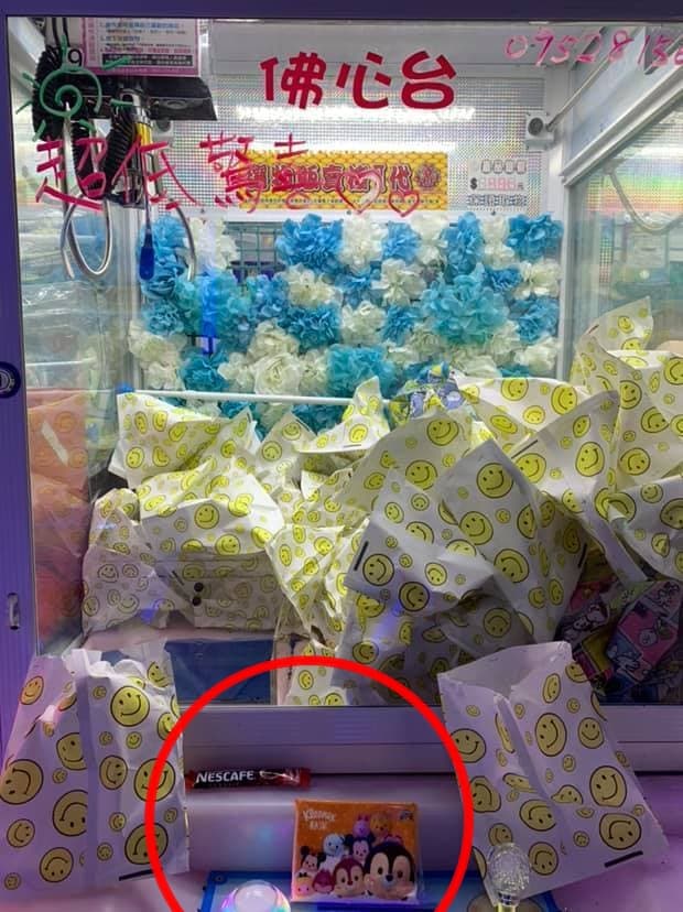 女網友拆看發現裡面只有一包袖珍面紙及即溶咖啡包，「超低價」驚喜使她十分無奈。（翻攝自爆怨公社）