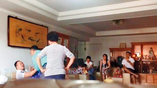 張乙濤（左）與前妻離婚鬧得相當不堪，後來甚至還因踹前岳父（左2）而被告傷害。（讀者提供）