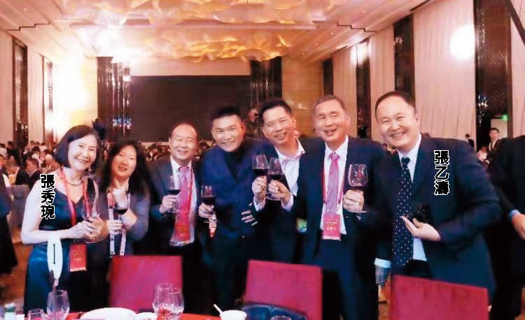 知情人士說，張秀琬、張乙濤母子在上海商界一副樂善好施的樣子，卻欲斷絕3個孫子的金援。（讀者提供）
