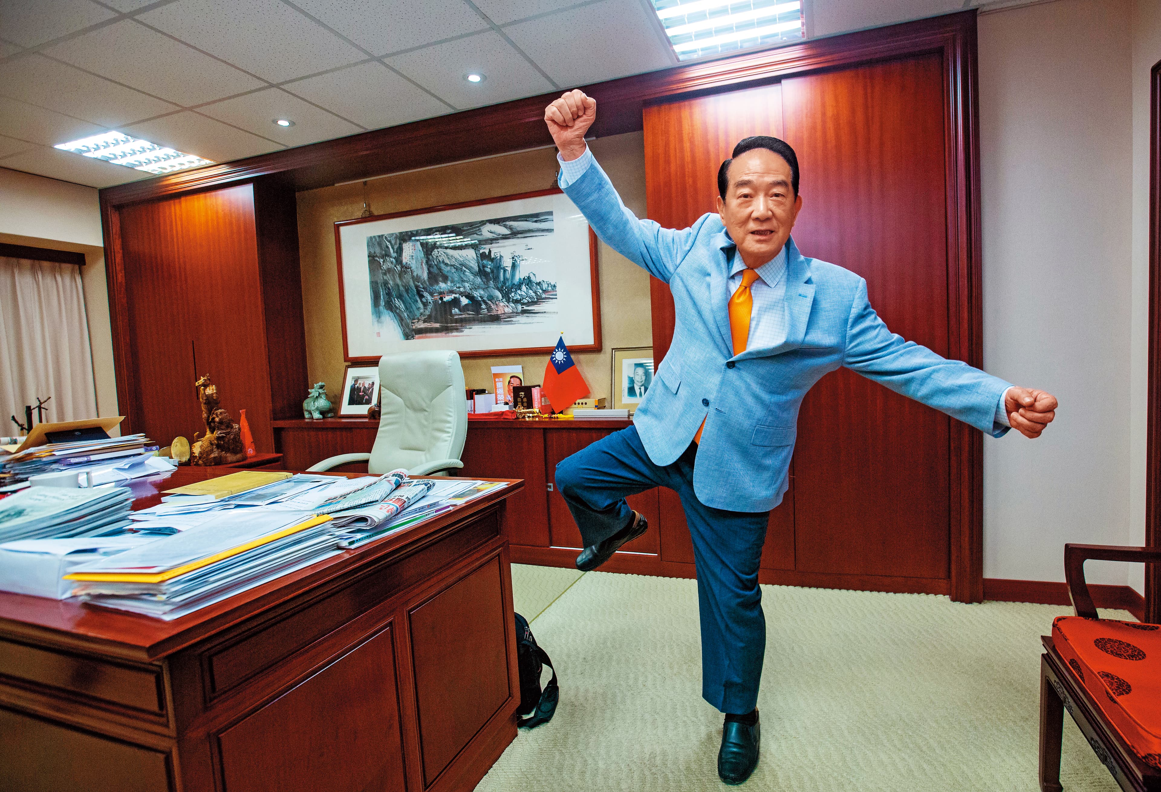 四度參選總統的宋楚瑜老當益壯，專訪後還逗趣表演「金雞獨立」。