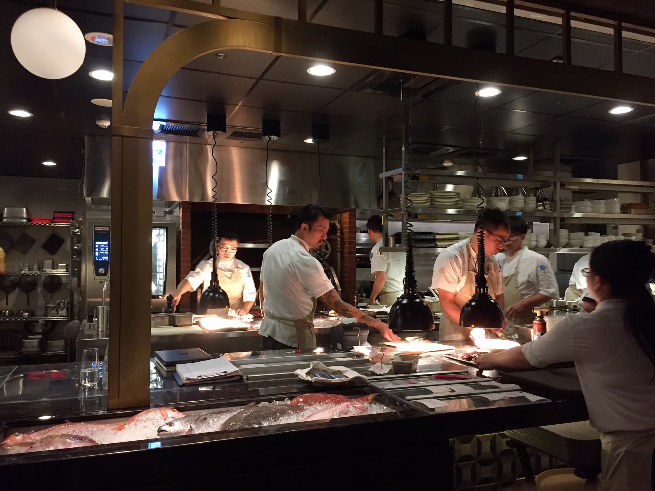 原木燒烤融合南洋風味，是主廚林明健（左一）自成一格的特色。