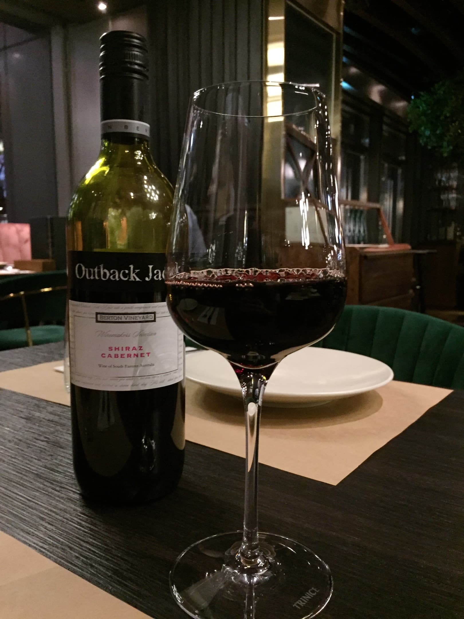 主菜選擇牛排，加100元可享精選紅酒喝到飽，這天喝的是澳洲「OUTBACK JACK Shiraz Cabernet」。（酒款隨機更換）