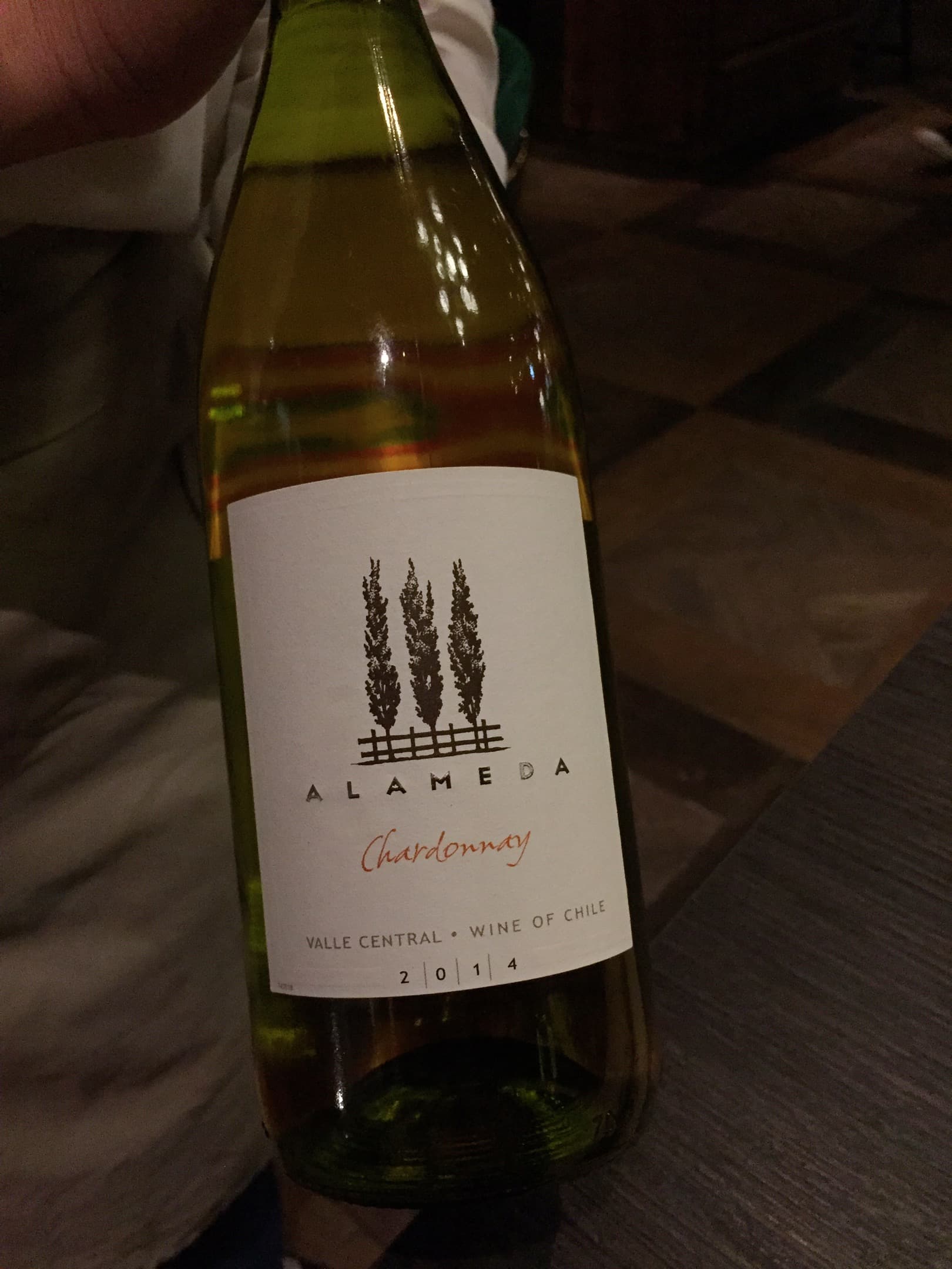 海鮮主餐搭配爽口的「ALAMEDA Chardonnay」白酒。（酒款隨機更換）