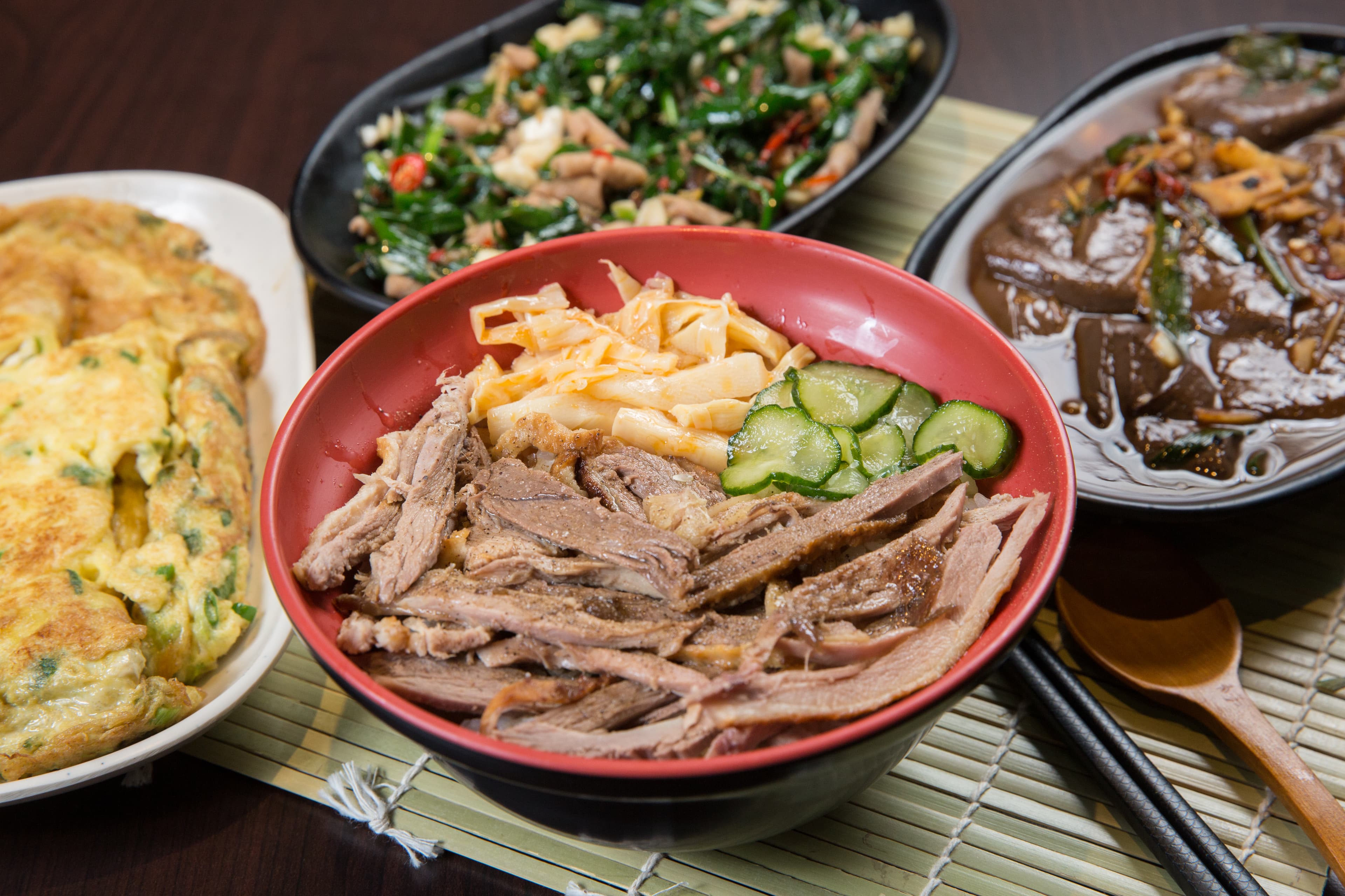 鋪滿去骨煙燻鴨肉絲的鴨香飯，搭配小黃瓜、筍干，頗受學生歡迎。（60元／大碗）