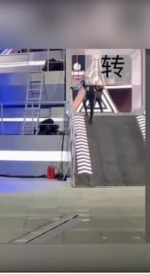高以翔跑上斜坡，高大的身體已經彎下腰來，手還必須著欄杆助力。（圖／翻攝自微博／新浪娛樂）