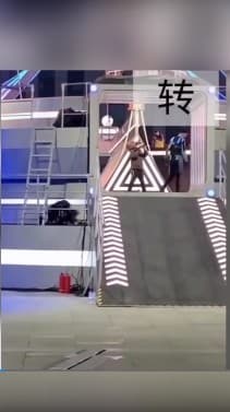 儘管高以翔很勉強爬上斜坡，他還是努力繼續往前，直到消失在轉角。（圖／翻攝自微博／新浪娛樂）