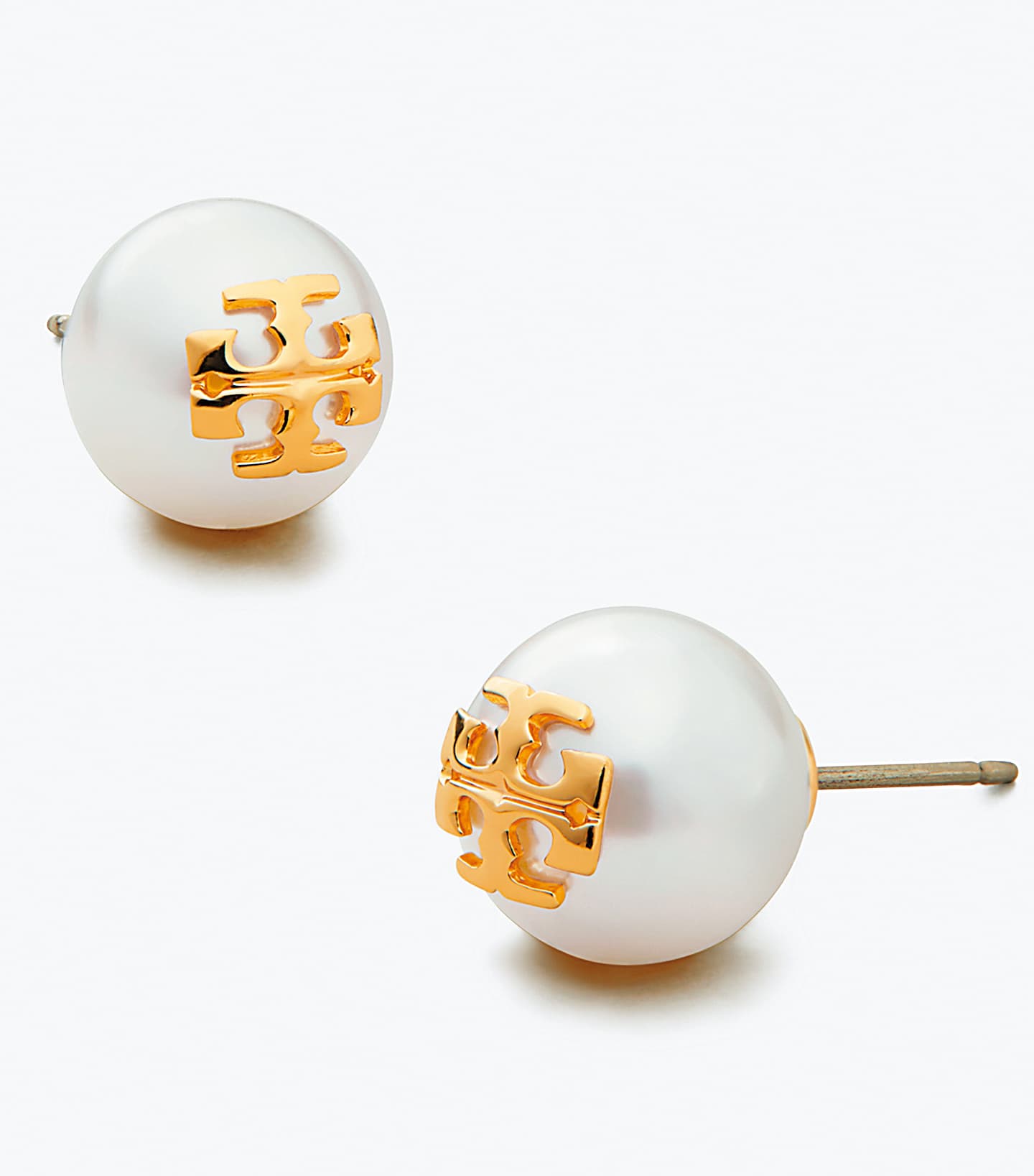 Tory Burch Logo純白珍珠耳環 NT$3,390（俊思提供）