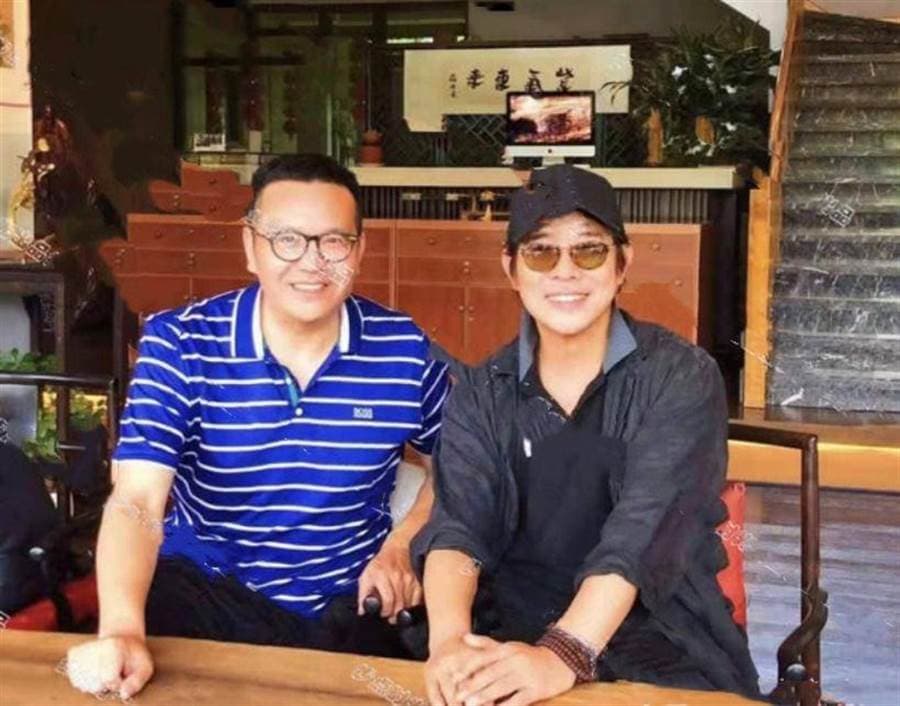 3個月前有網友曝光與李連杰合照，照片中的他精神奕奕。（翻攝自微博）