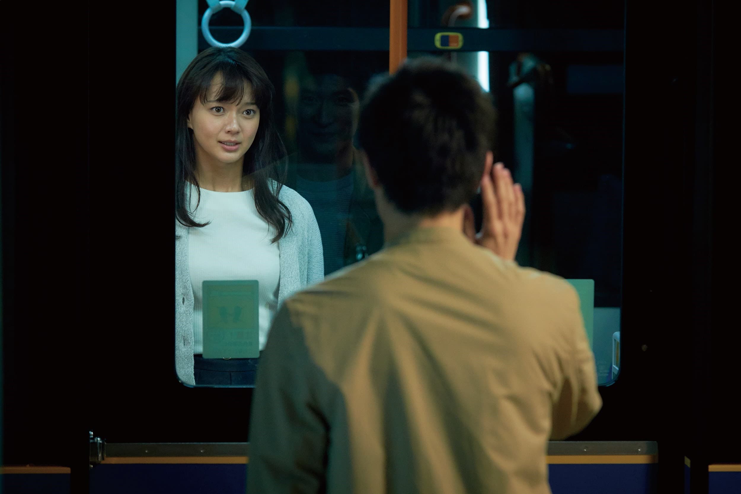 三浦春馬（背對鏡頭者）飾演的佐藤向女友（多部未華子飾）表達情意之後，把女方推上公車。（天馬行空提供）
