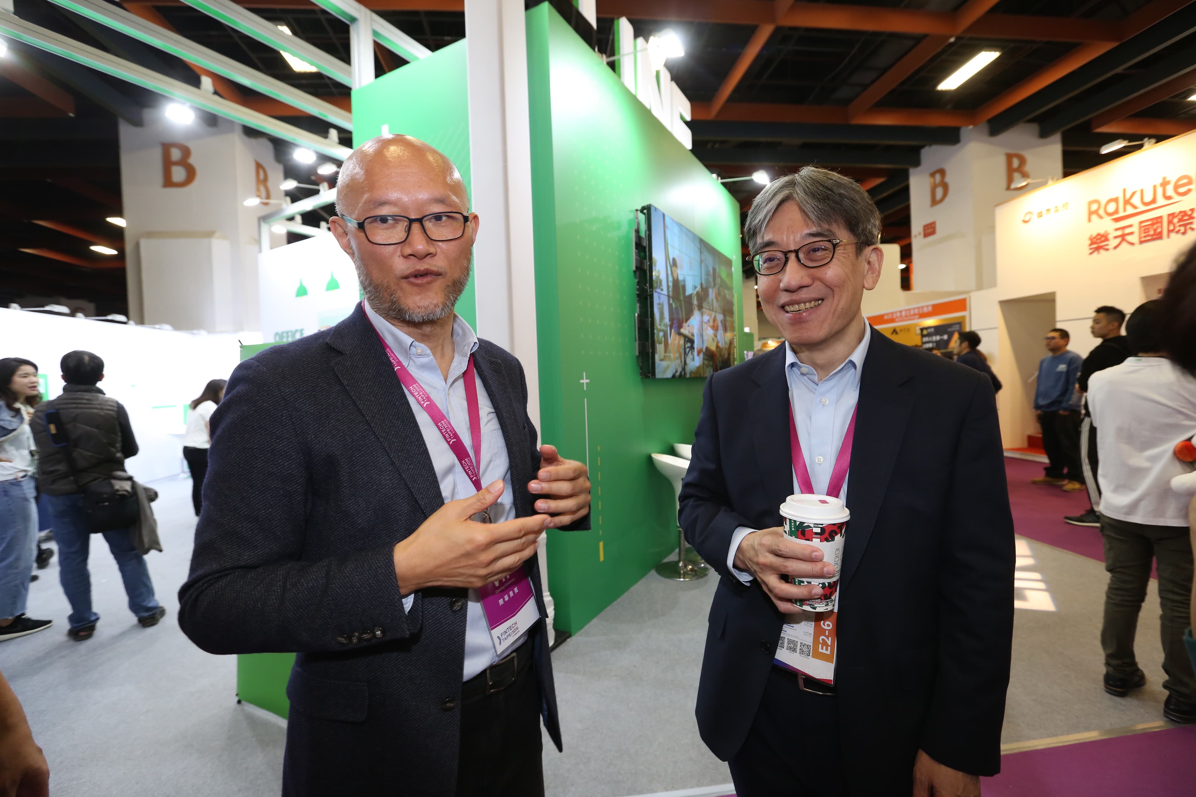 LINE BANK籌備處執行長黃以孟（右）透露，將以打造「全民銀行」為目標，首波在台會推出5大創新金融服務。