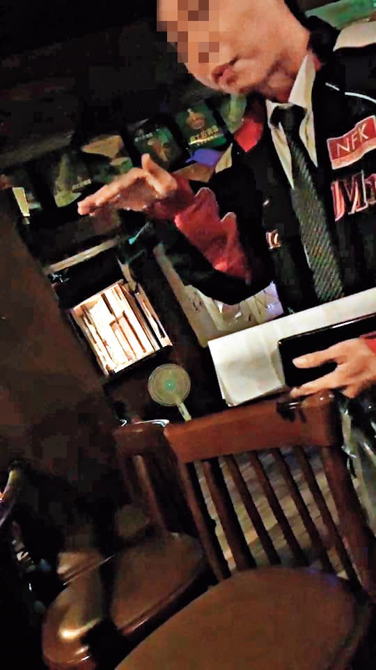 被害人（圖）到酒吧談判，要求老闆娘退費。（讀者提供）