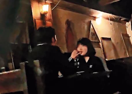 在航×酒吧內，經常可見男女喝酒聊天，這些女子身分令人起疑。（讀者提供）