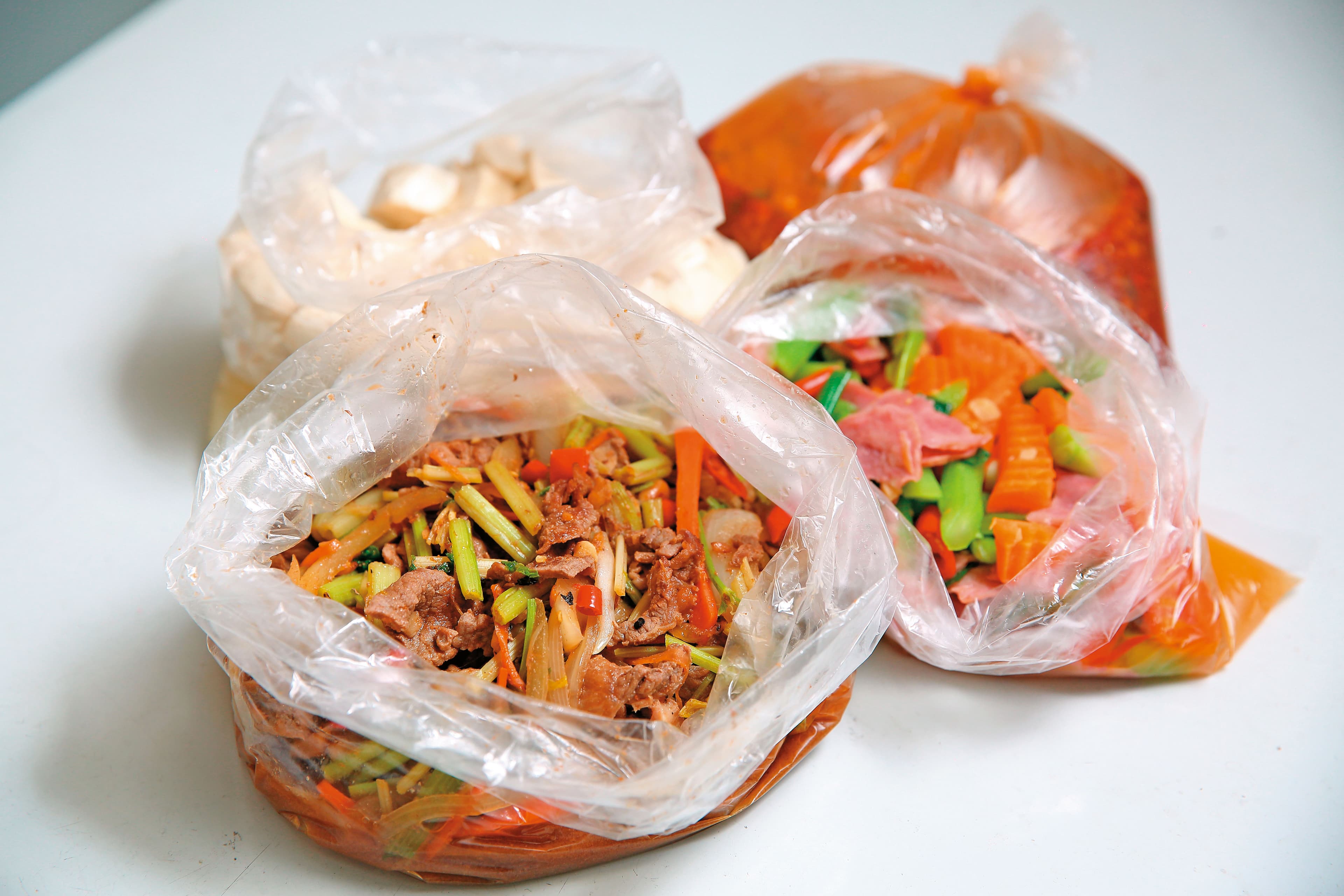 會客菜都是用塑膠袋裝，限重2公斤，送進監獄後，獄方為避免菜裡藏有違禁品，還會換袋檢查。