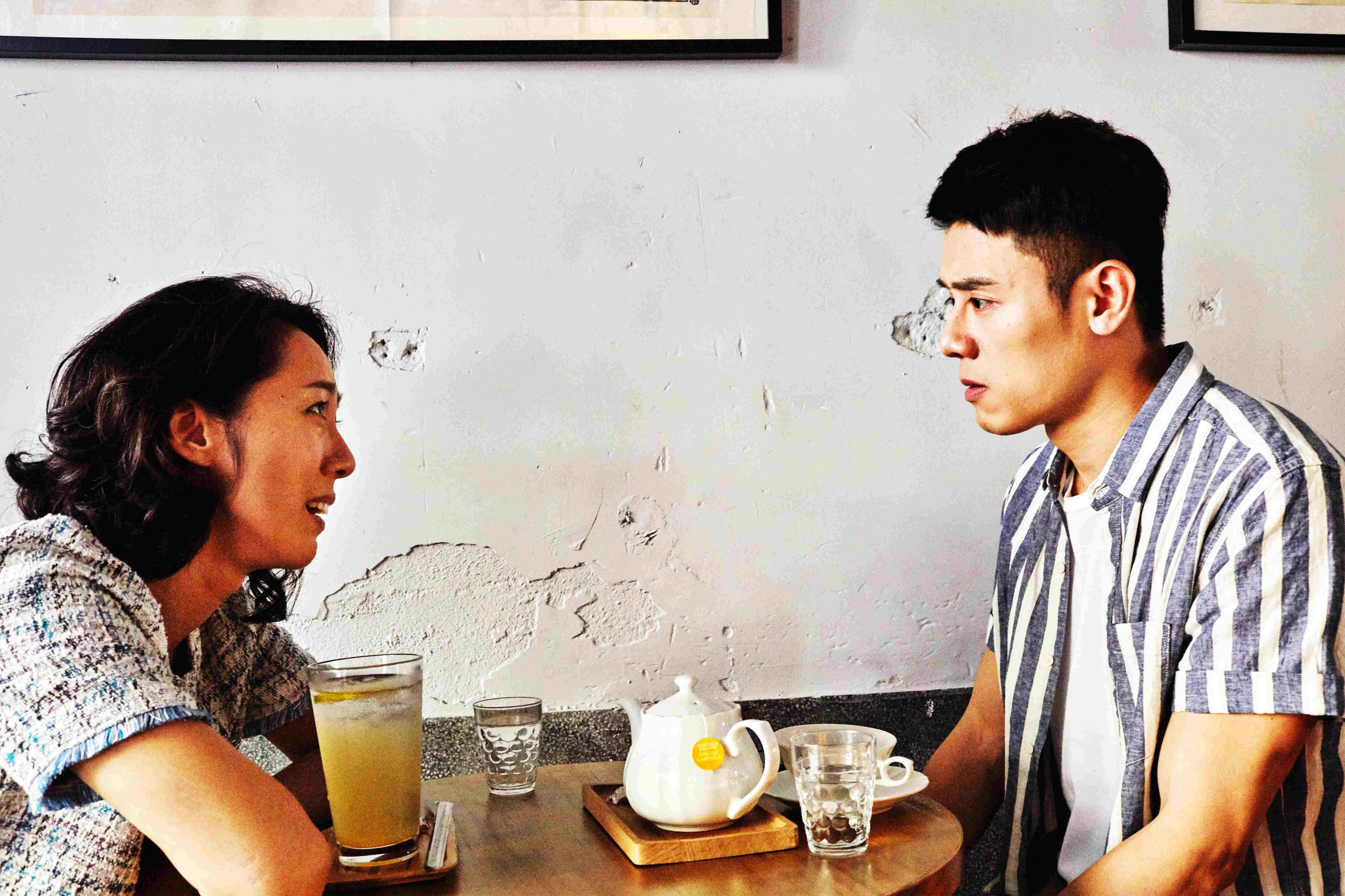 在《我的靈魂是愛做的》裡，張詩盈飾演老公有HIV的「同妻」，她與「小王」邱志宇談判時氣場強大，令人印象深刻。（海鵬提供）