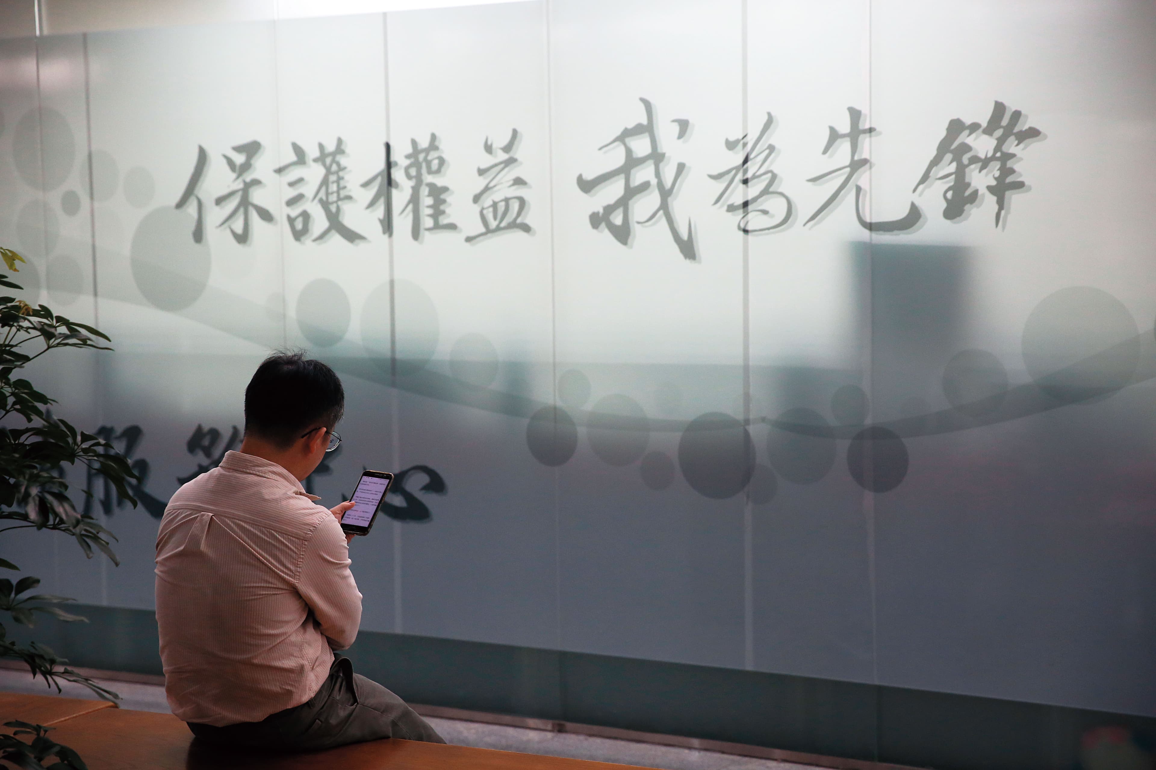 近年公務員爭取勞動權益，凸顯公門裡人力資源分配不均的大問題。