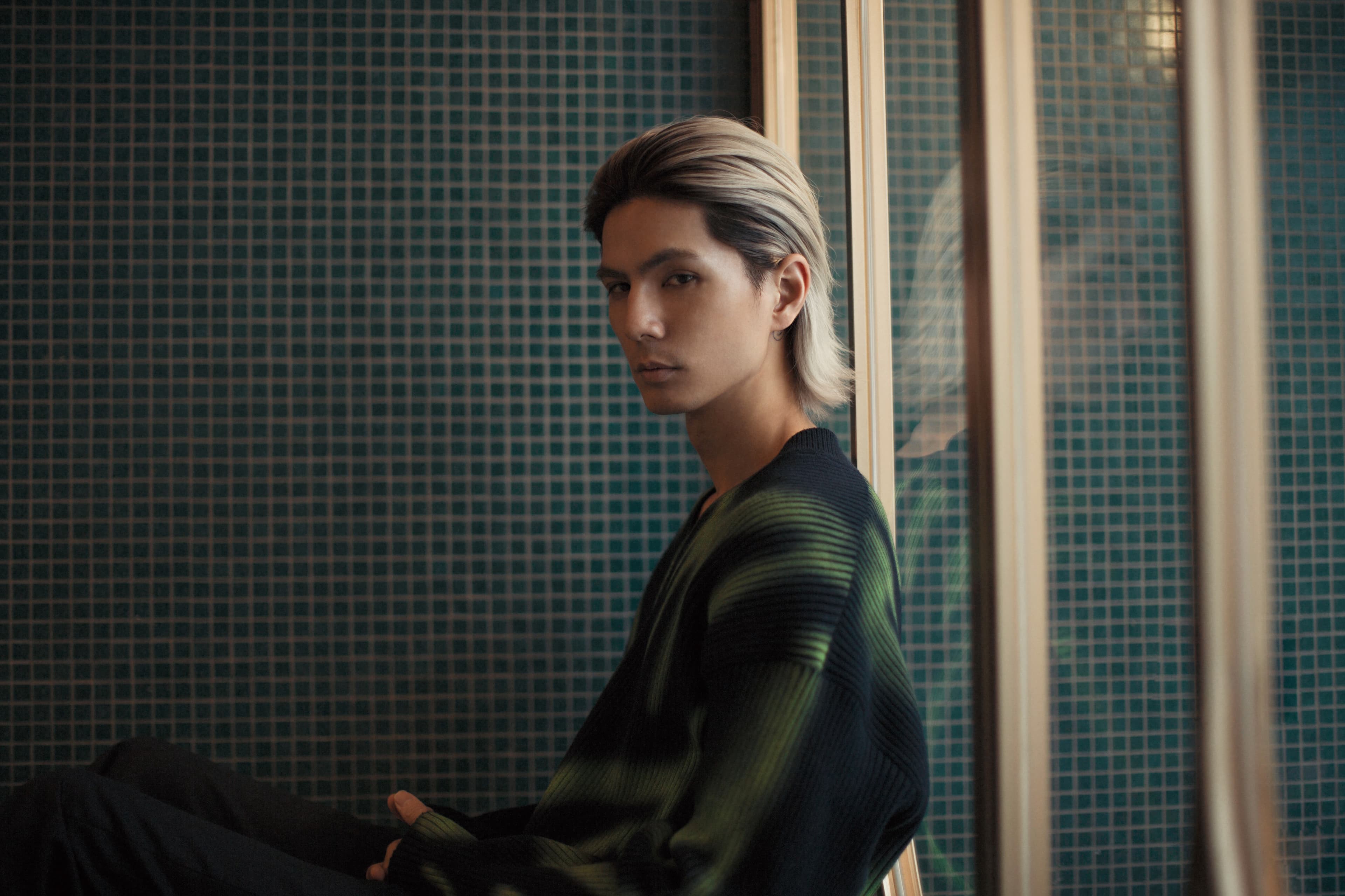 綠色火焰紋長版上衣 價格店洽 深藍色西裝褲 價格店洽 All by BALENCIAGA