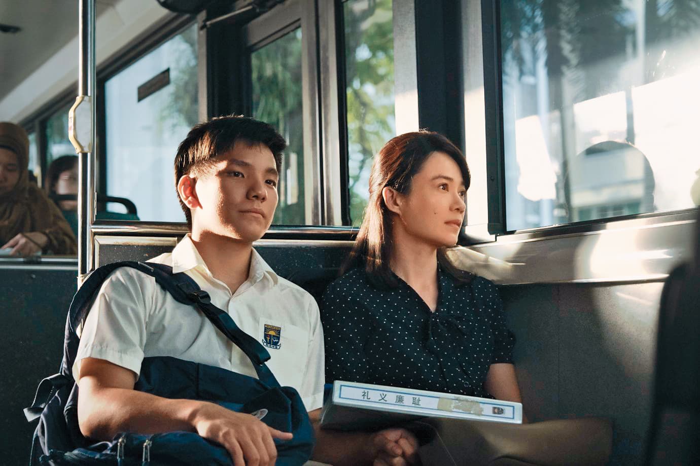  《熱帶雨》描述一段禁忌的師生曖昧情，楊雁雁（右）極其內斂的演出與她自己判若兩人。